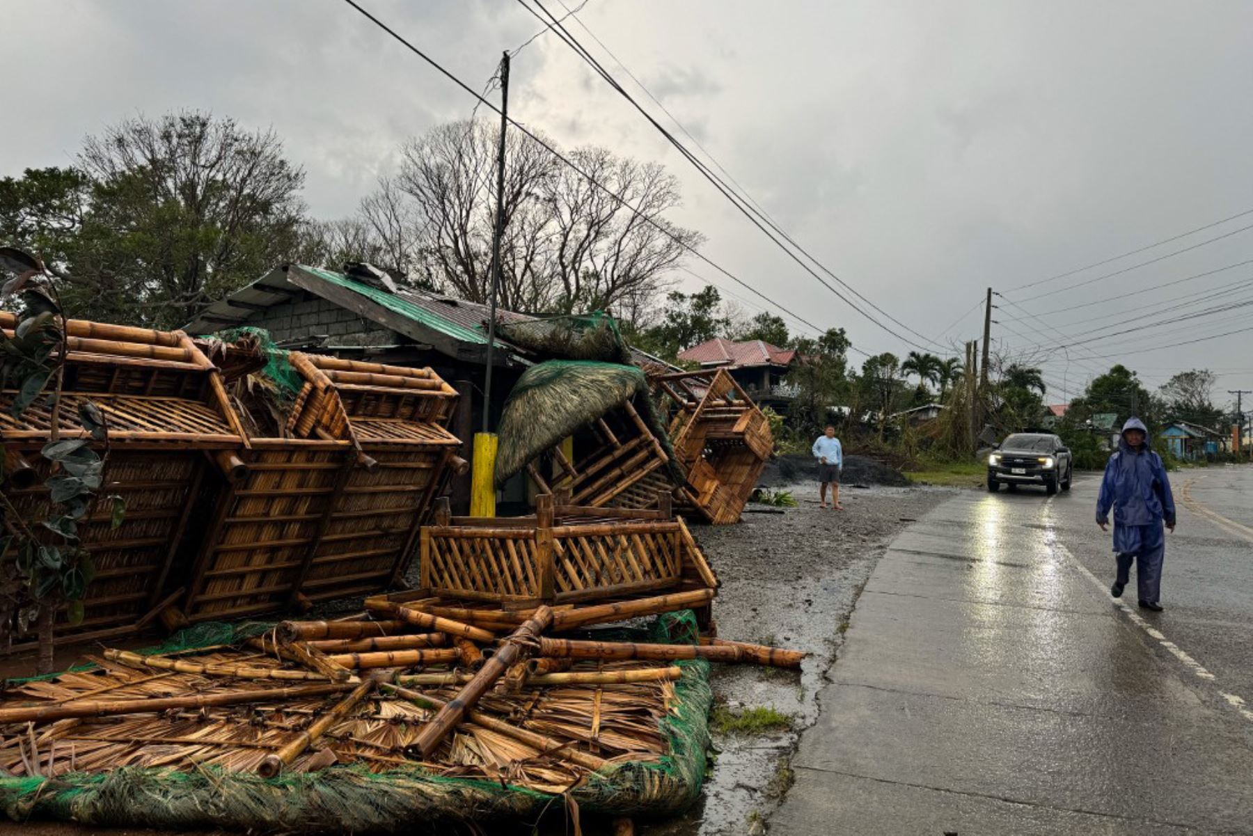 La tormenta arrancó árboles y las autoridades intentan confirmar informes de que la estación policial de Santa Ana resultó dañada. Foto: AFP