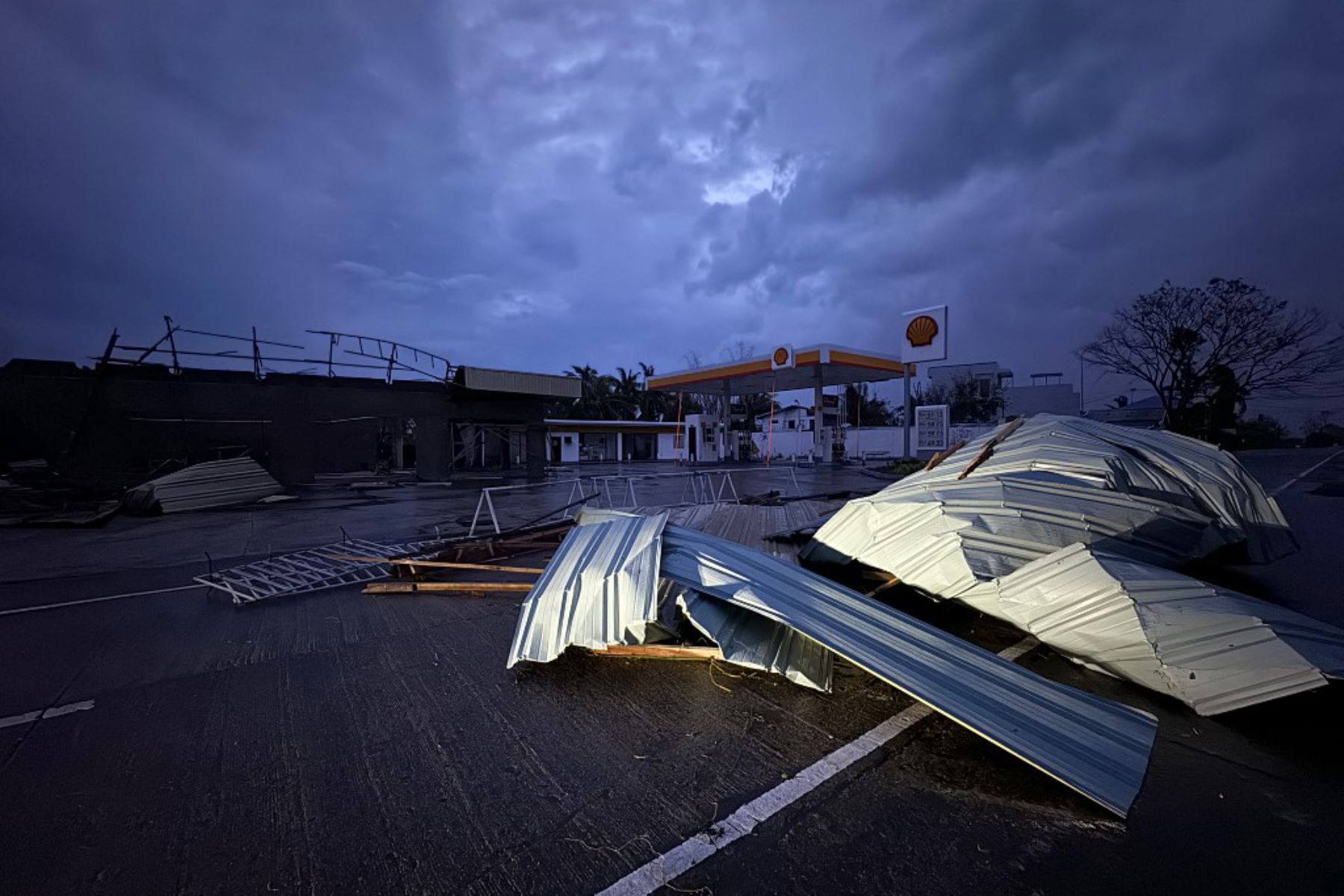 La tormenta arrancó árboles y las autoridades intentan confirmar informes de que la estación policial de Santa Ana resultó dañada. Foto: AFP