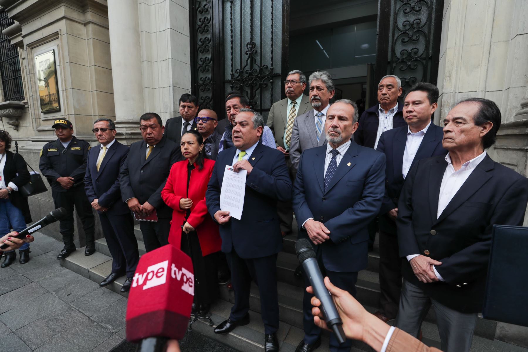 Dirigentes empresariales junto a titular de la PMC y el canciller de la República. Foto: ANDINA/difusión.