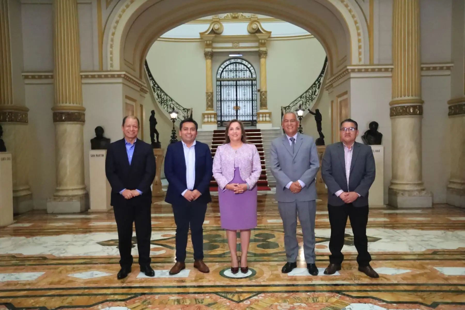 La presidenta de la república, Dina Ercilia Boluarte Zegarra, sostiene una reunión de trabajo con la Confederación de Trabajadores del Perú (CTP), junto al titular del Ministerio de Trabajo para fortalecer el diálogo social y abordar temas clave para los trabajadores del país. Foto: ANDINA/Prensa Presidencia