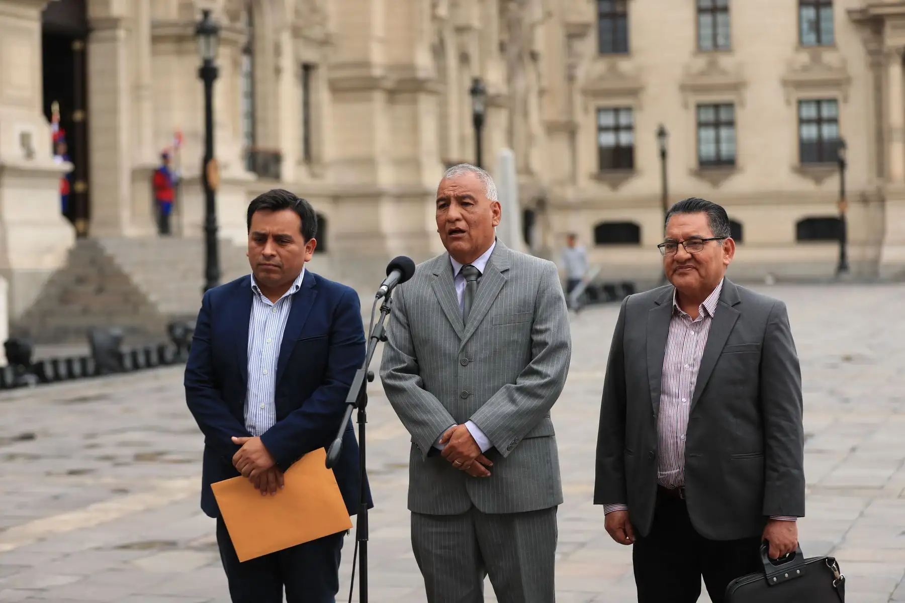 La presidenta de la república, Dina Ercilia Boluarte Zegarra, sostiene una reunión de trabajo con la Confederación de Trabajadores del Perú (CTP), junto al titular del Ministerio de Trabajo para fortalecer el diálogo social y abordar temas clave para los trabajadores del país. Foto: ANDINA/Prensa Presidencia