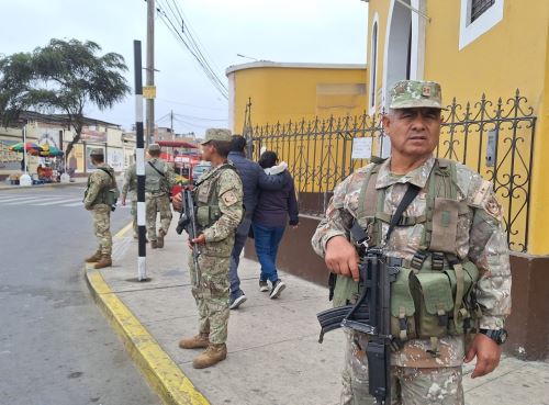 Un total de 200 soldados, miembros del Ejército del Perú, salieron hoy a las calles de Trujillo y Virú para brindar seguridad en dichas ciudades declaradas en emergencia. ANDINA/Difusión