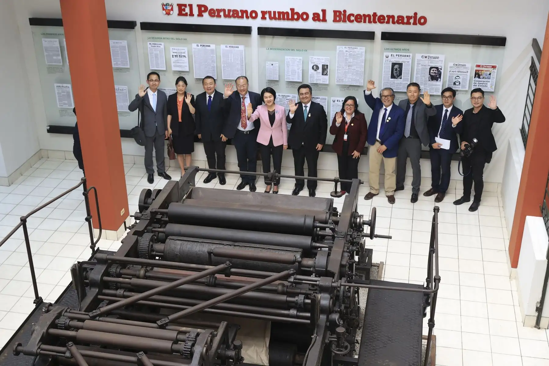 Xu Shanna, subsecretaria general de la agencia Xinhua junto a Félix Paz, director de El Peruano. Representantes de la agencia de noticias Xinhua, visitaron las instalaciones de Editora Perú. Foto: ANDINA/Jhonel Rodríguez Robles