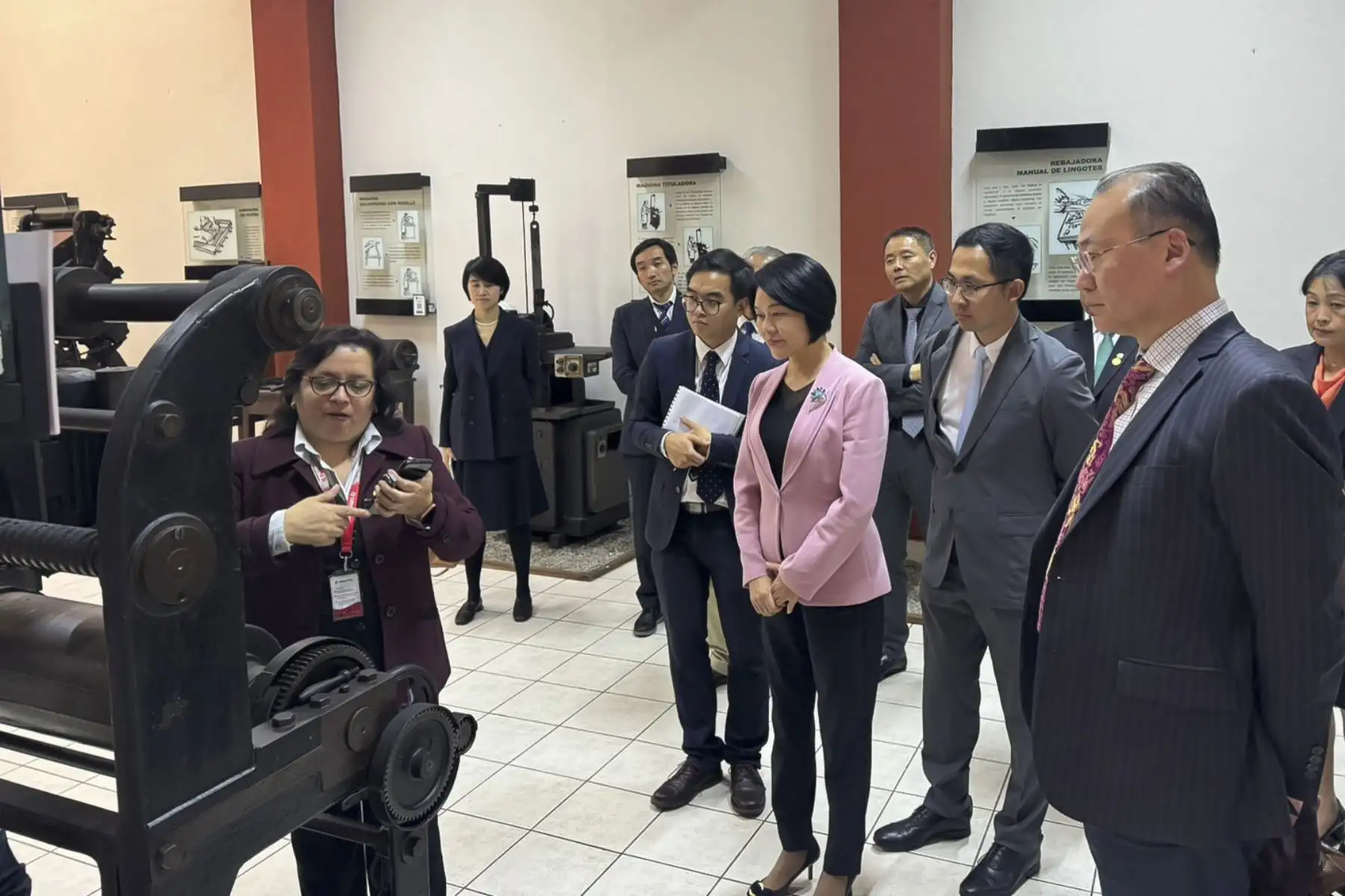 Representantes de la agencia de noticias Xinhua, visitaron las instalaciones de Editora Perú. Foto: ANDINA/Mariella Mazzei