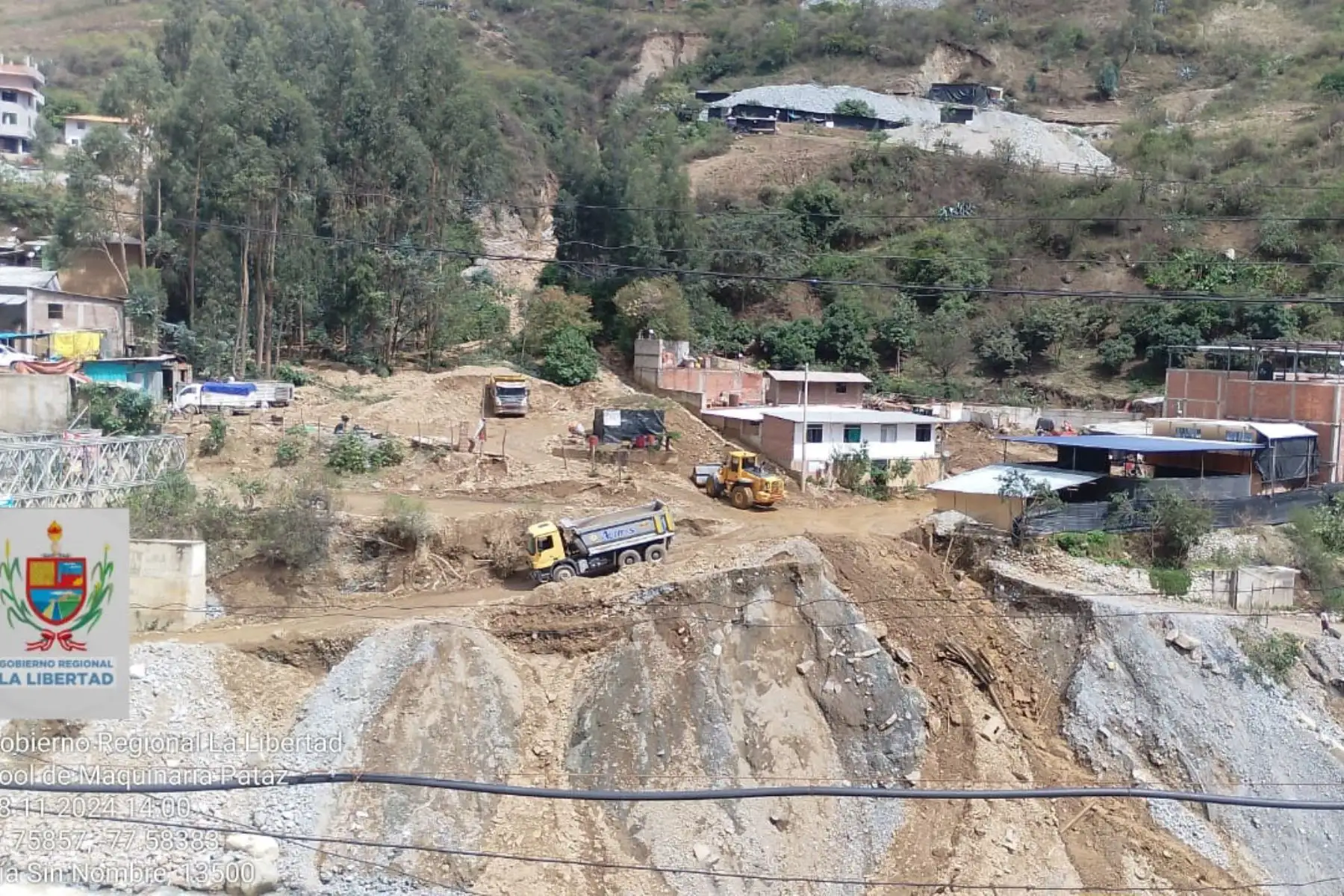 Con ayuda de maquinaria pesada se está reforzando el trabajo de limpieza y liberación de escombros en las calles del sector Pueblo Nuevo, quebrada Río Francés, distrito de Pataz, región La Libertad, que fue afectado por un huaico que ha dejado 13 personas damnificadas, 7 afectadas y causó daños a tres viviendas.