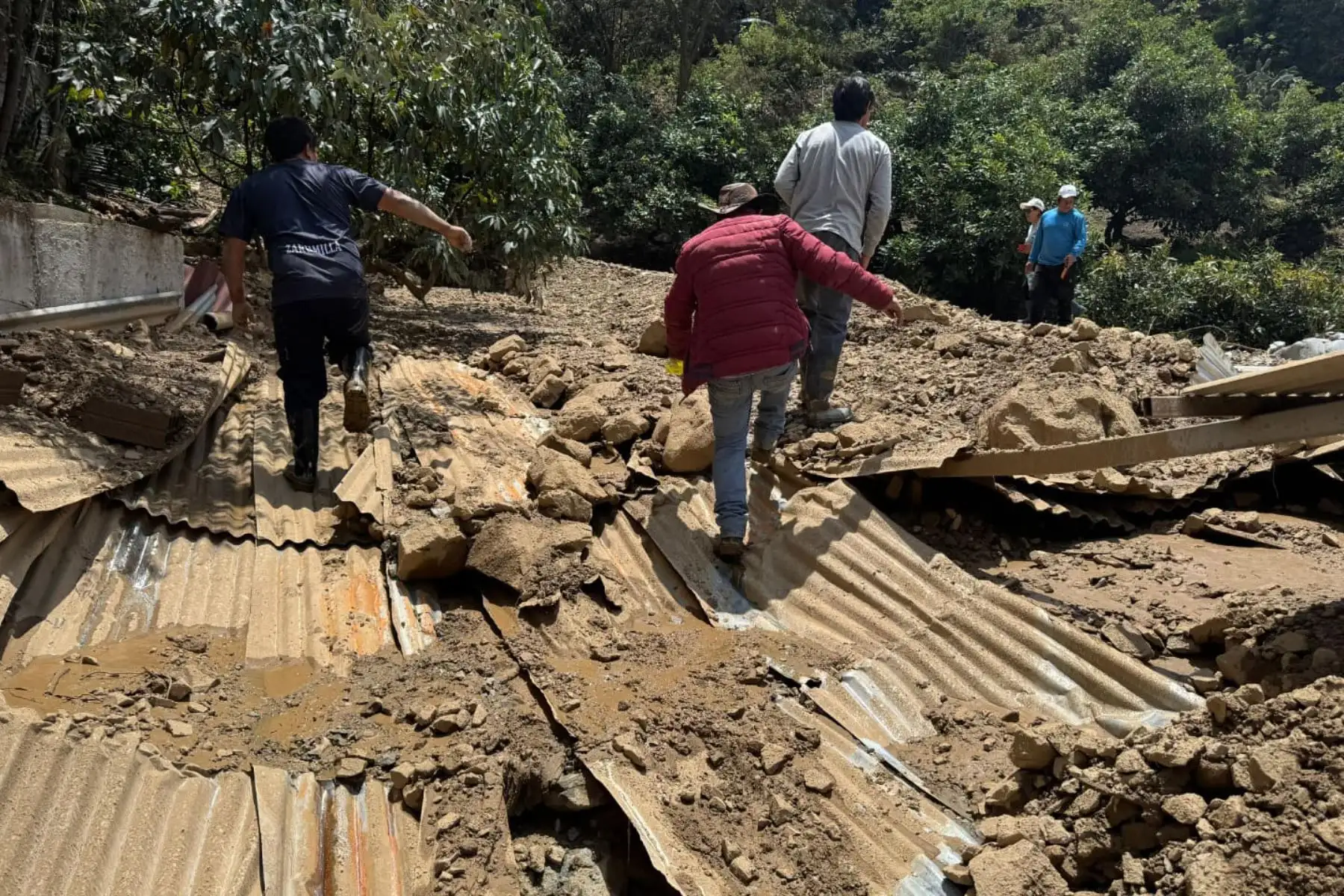 Con ayuda de maquinaria pesada se está reforzando el trabajo de limpieza y liberación de escombros en las calles del sector Pueblo Nuevo, quebrada Río Francés, distrito de Pataz, región La Libertad, que fue afectado por un huaico que ha dejado 13 personas damnificadas, 7 afectadas y causó daños a tres viviendas.