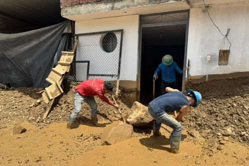 La Libertad: con maquinaria pesada se refuerzan trabajos de limpieza tras huaico en Pataz