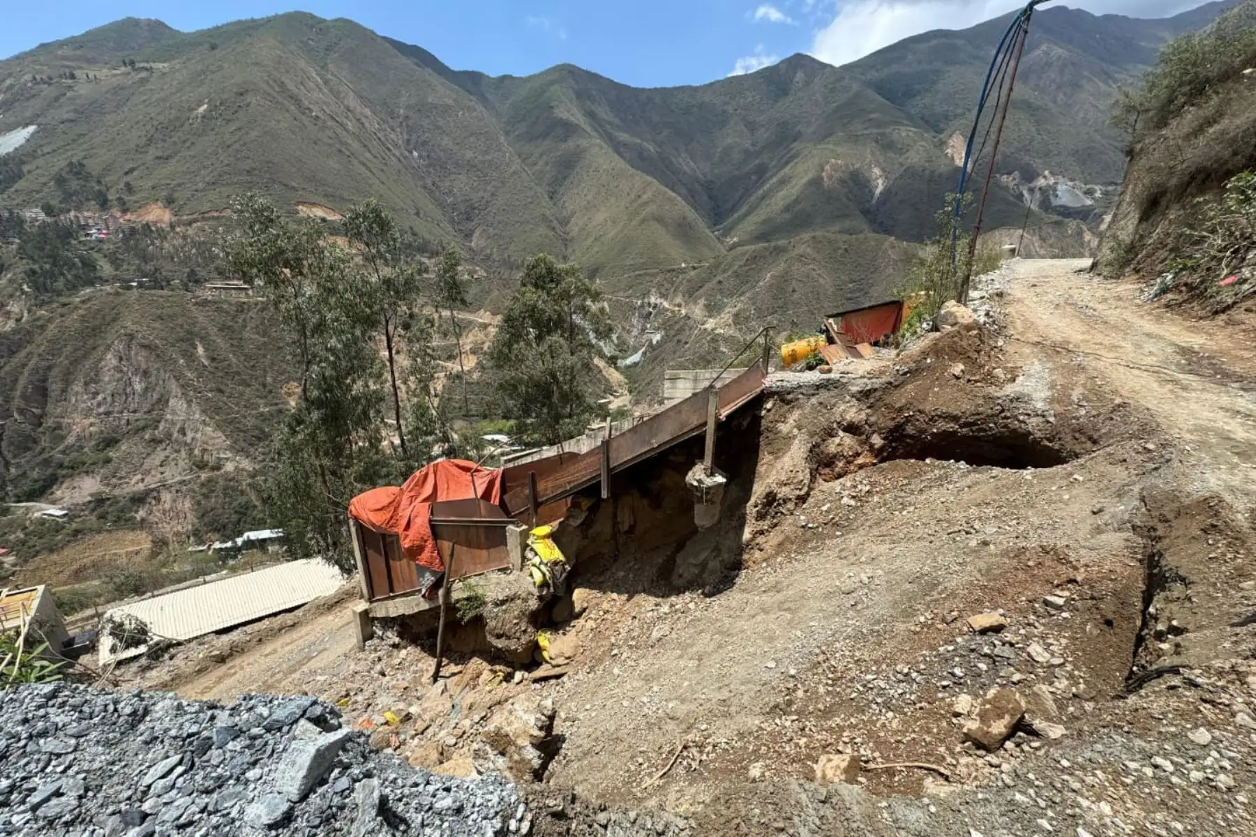 Con ayuda de maquinaria pesada se está reforzando el trabajo de limpieza y liberación de escombros en las calles del sector Pueblo Nuevo, quebrada Río Francés, distrito de Pataz, región La Libertad, que fue afectado por un huaico que ha dejado 13 personas damnificadas, 7 afectadas y causó daños a tres viviendas.