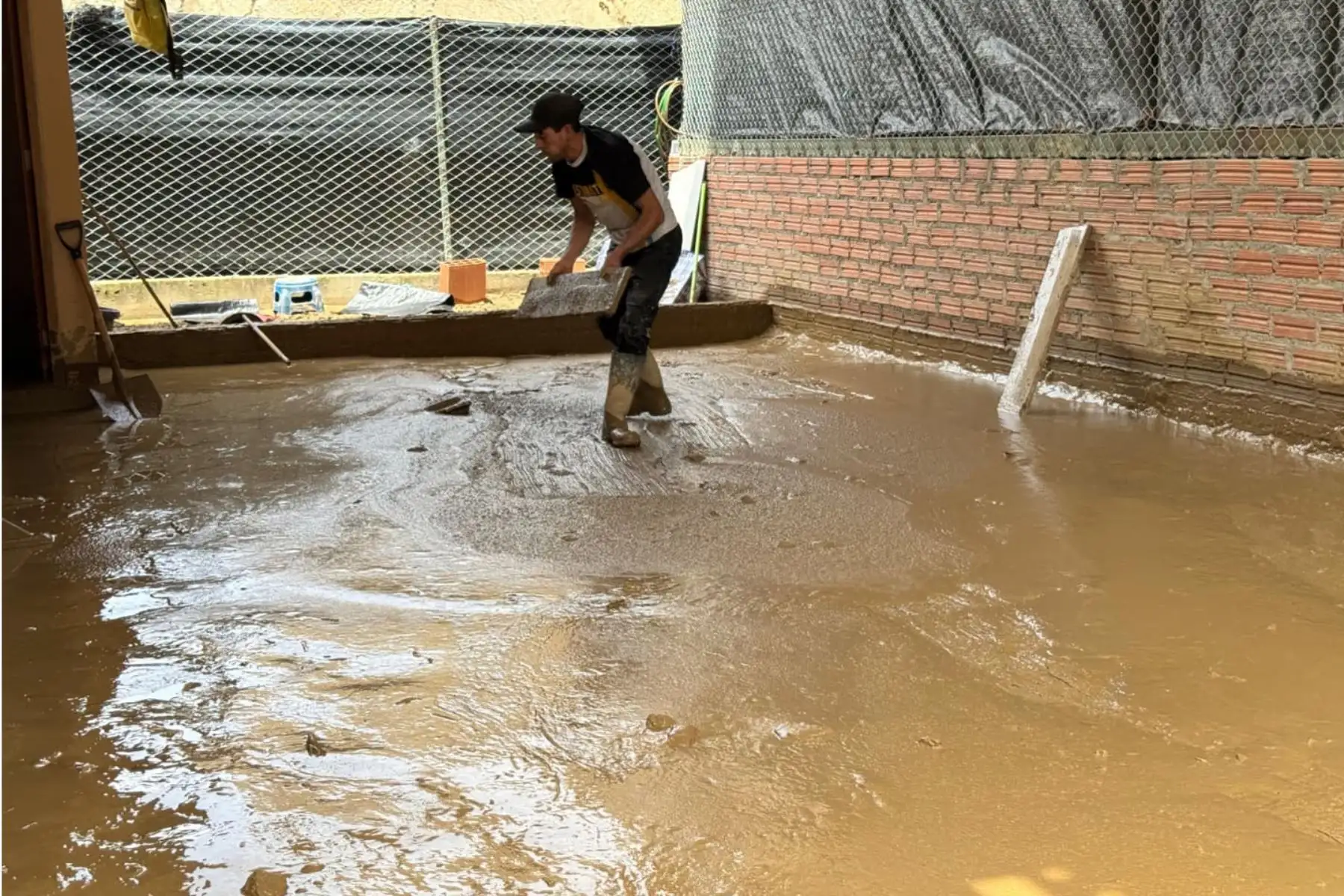 Con ayuda de maquinaria pesada se está reforzando el trabajo de limpieza y liberación de escombros en las calles del sector Pueblo Nuevo, quebrada Río Francés, distrito de Pataz, región La Libertad, que fue afectado por un huaico que ha dejado 13 personas damnificadas, 7 afectadas y causó daños a tres viviendas.