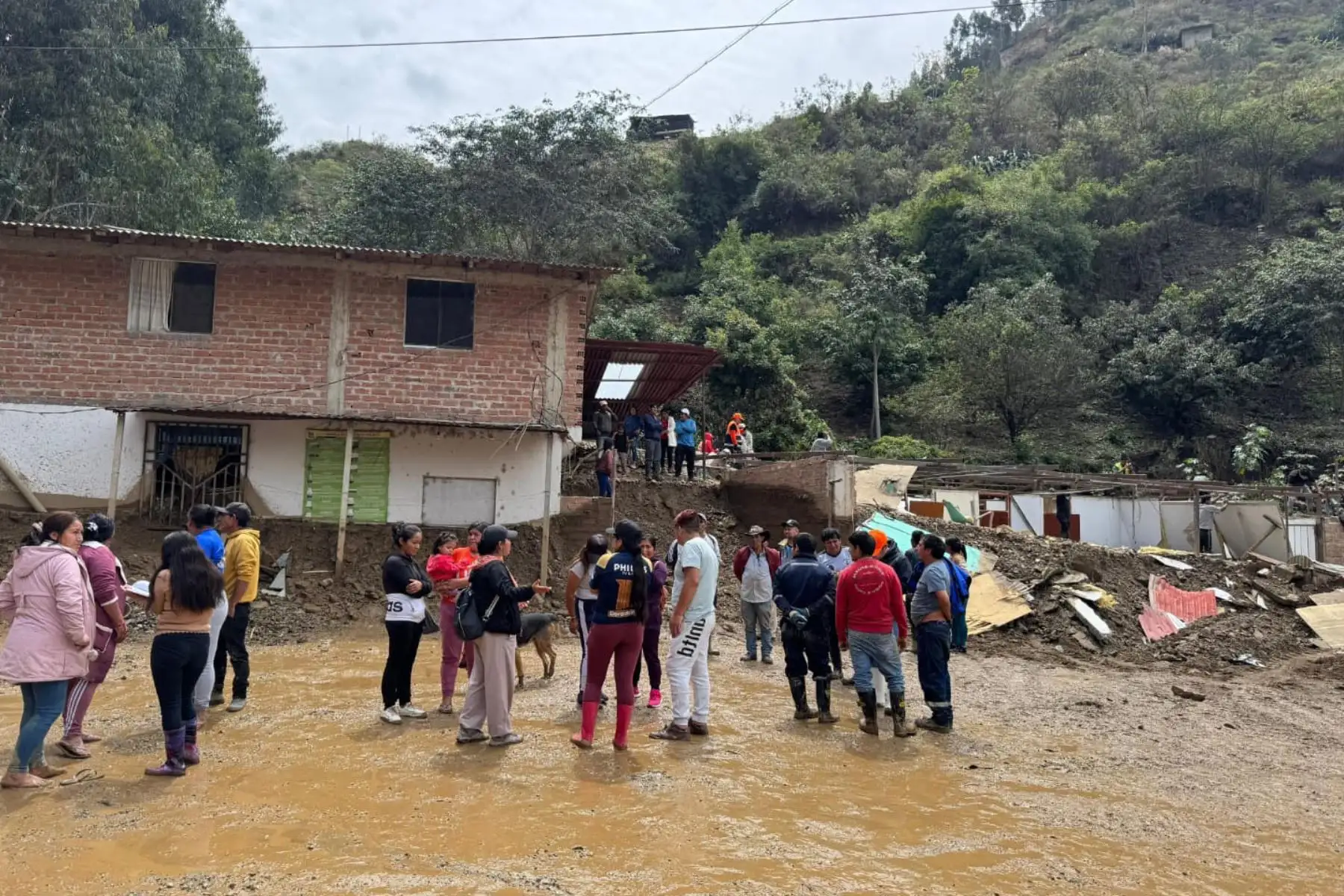Con ayuda de maquinaria pesada se está reforzando el trabajo de limpieza y liberación de escombros en las calles del sector Pueblo Nuevo, quebrada Río Francés, distrito de Pataz, región La Libertad, que fue afectado por un huaico que ha dejado 13 personas damnificadas, 7 afectadas y causó daños a tres viviendas.