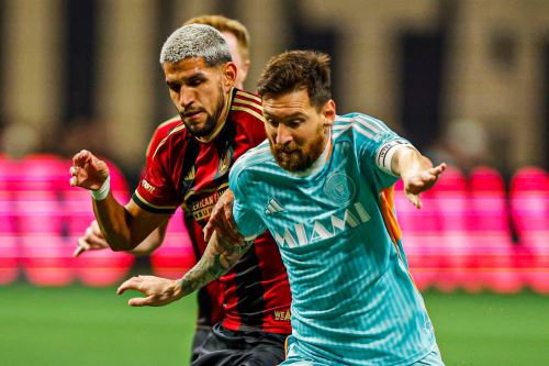 Luis Abram y Lionel Messi disputando un encuentro por la MLS