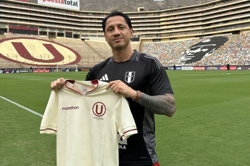 Desde el Estadio Monumental de Ate, el jugador de la Selección Peruana de Fútbol, Gianluca Lapadula, posa con una camiseta del club Universitario de Deportes. Foto: Universitario de Deportes