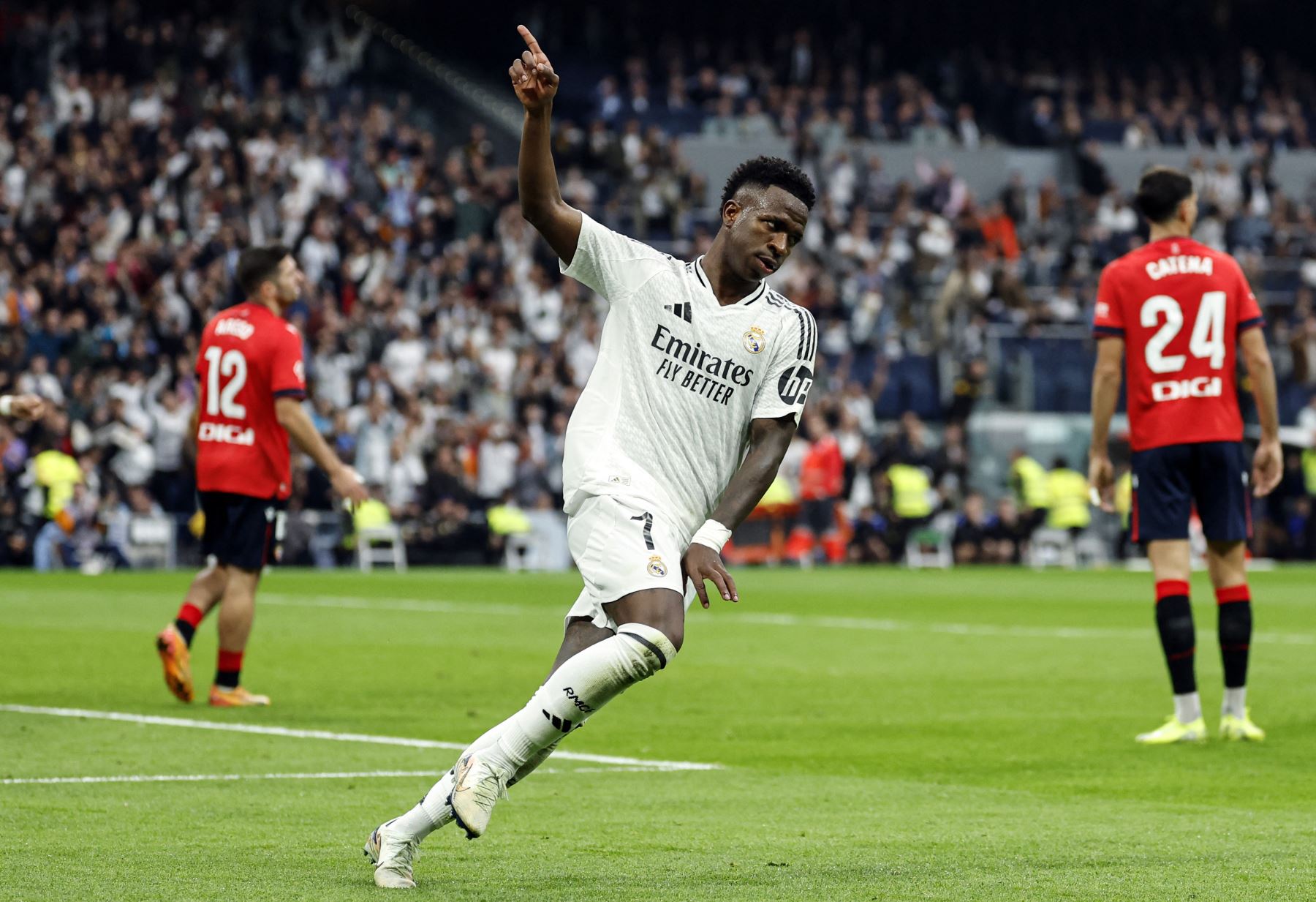 El delantero brasileño del Real Madrid  Vinicius Junior celebra marcar el primer gol de su equipo durante el partido de fútbol de la liga española entre el Real Madrid CF y el CA Osasuna. AFP