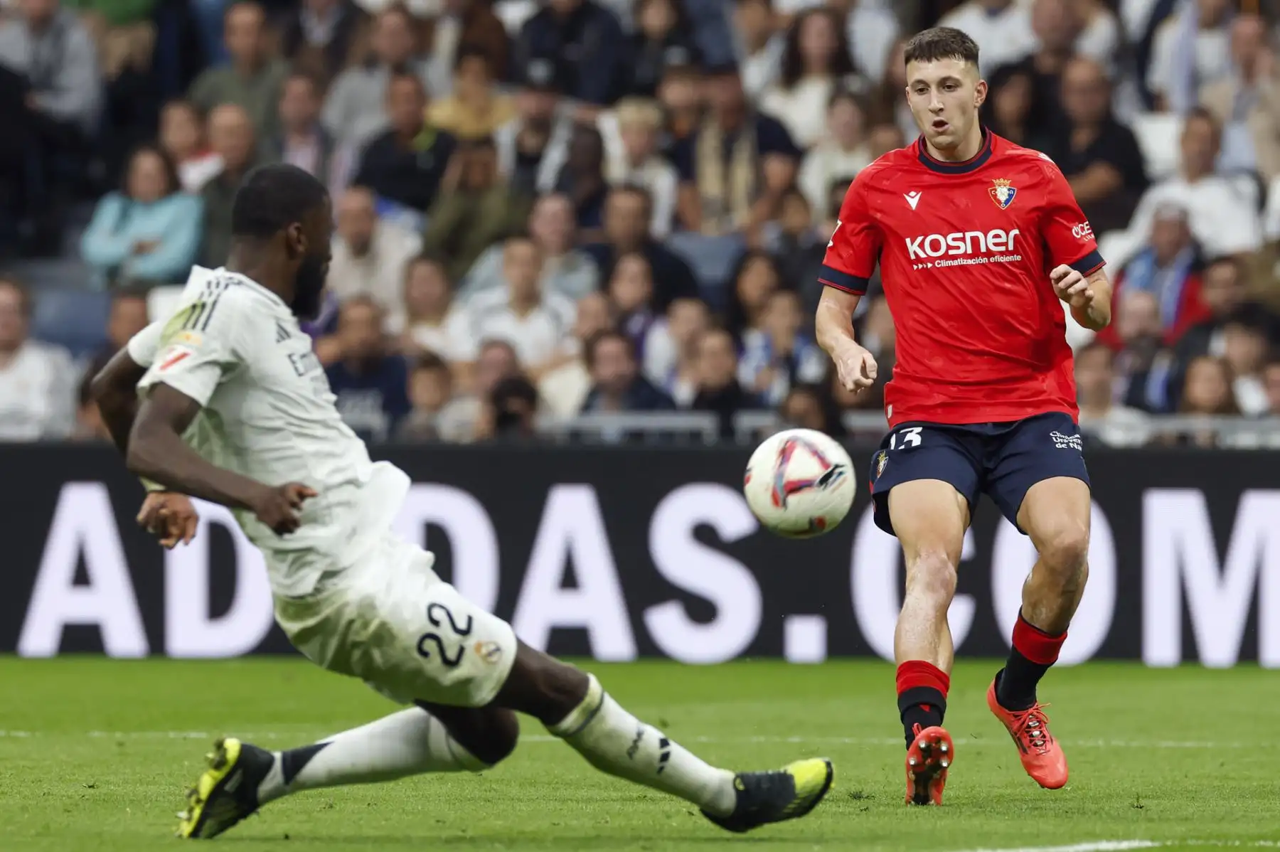 El defensa alemán del Real Madrid Antonio Rudiger  despeja ante Abel Bretones, de Osasuna, durante el partido de la jornada 13 de LaLiga entre Real Madrid y Osasuna. Foto: EFE