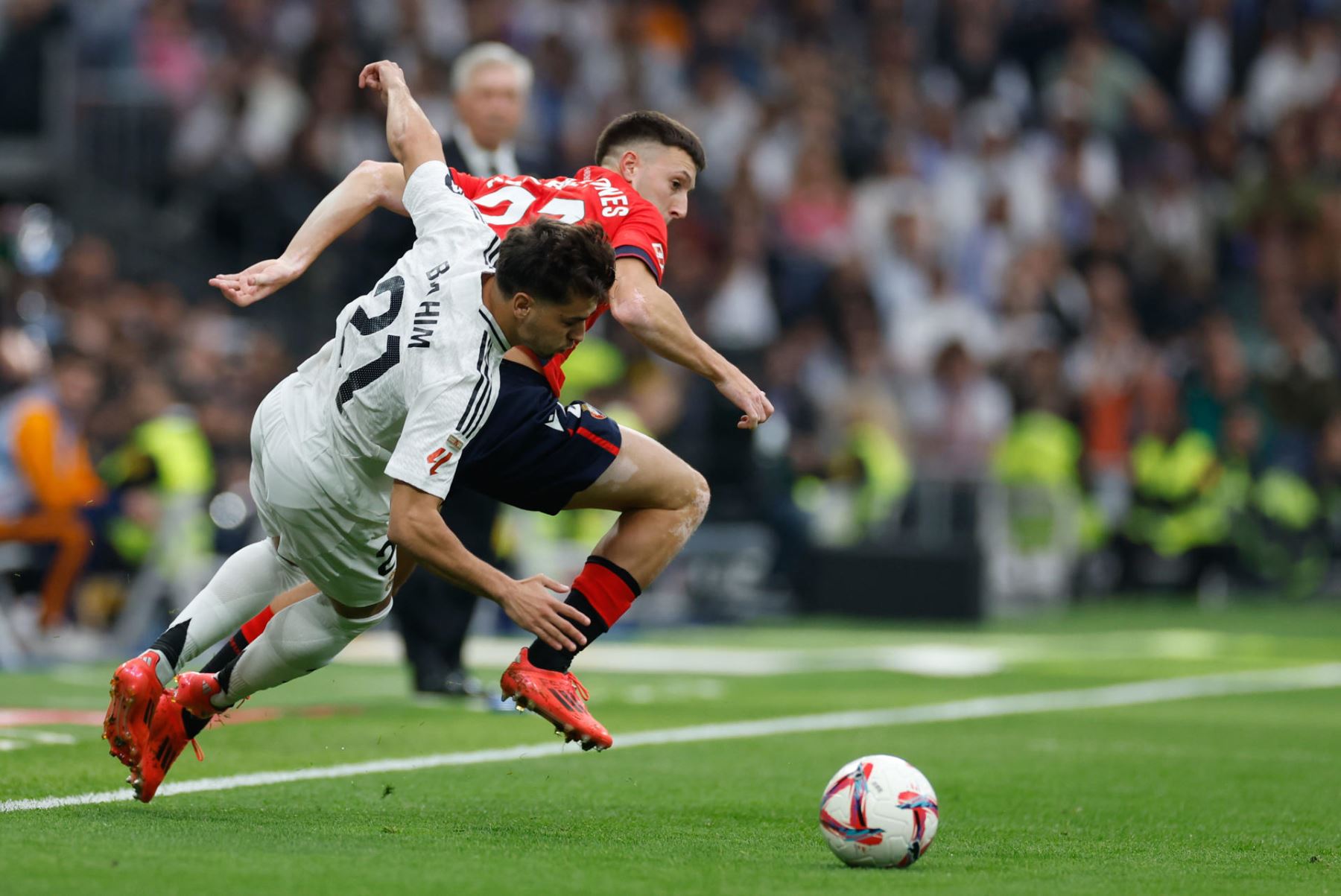 El delantero del Real Madrid Brahim Diaz, y el defensa de Osasuna Abel Bretones, durante el partido de la jornada 13 de LaLiga entre Real Madrid y Osasuna. EFE