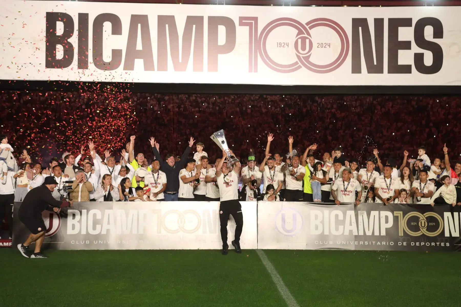 Universitario de Deportes,campeón del fútbol peruano  celebra el Bicampeonato de la Liga 1 en el año de su Centenario, en una histórica fiesta realizada en el estadio Monumental. 
Foto: ANDINA/ Lino Chipana