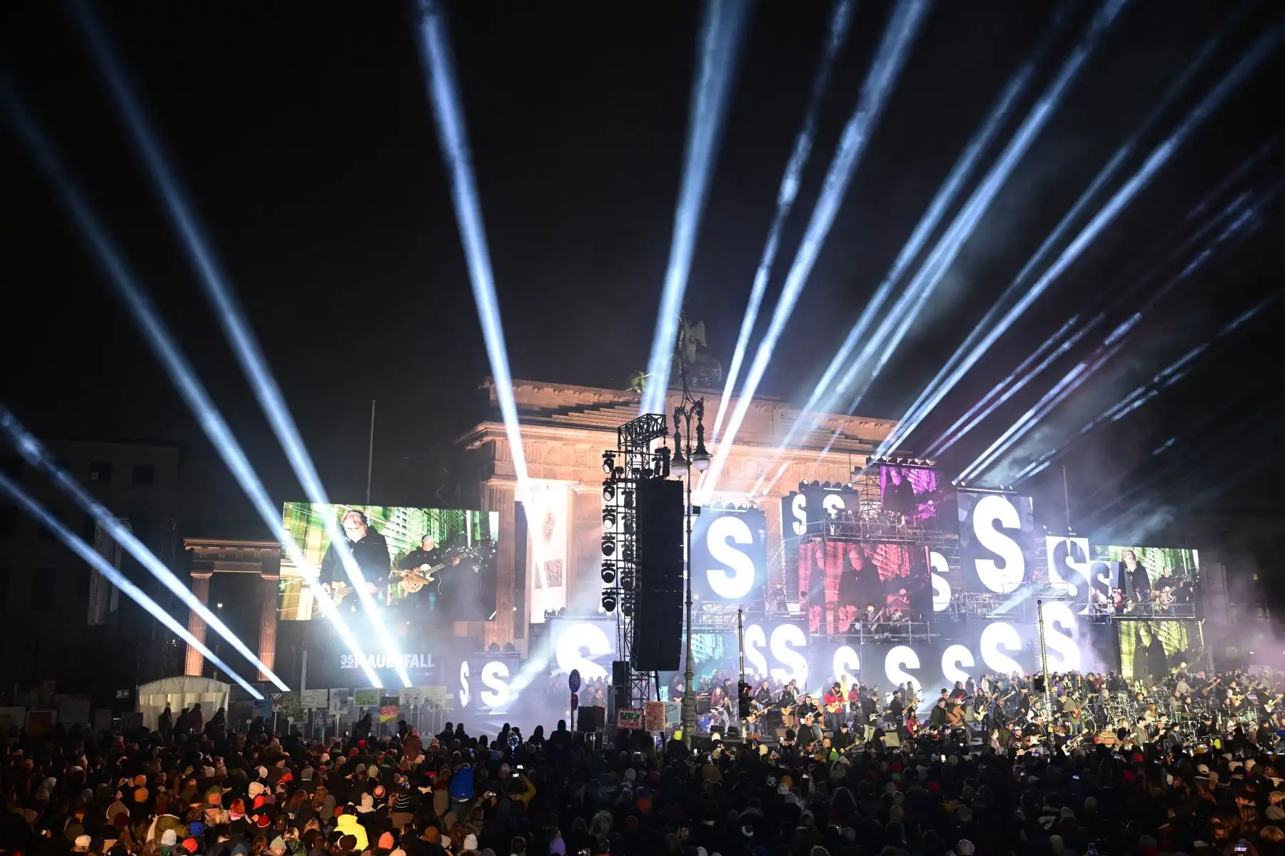 Los músicos tocan en el escenario durante el "Konzert für Freiheit" para el 35º aniversario de la caída del Muro de Berlín.
Foto: AFP