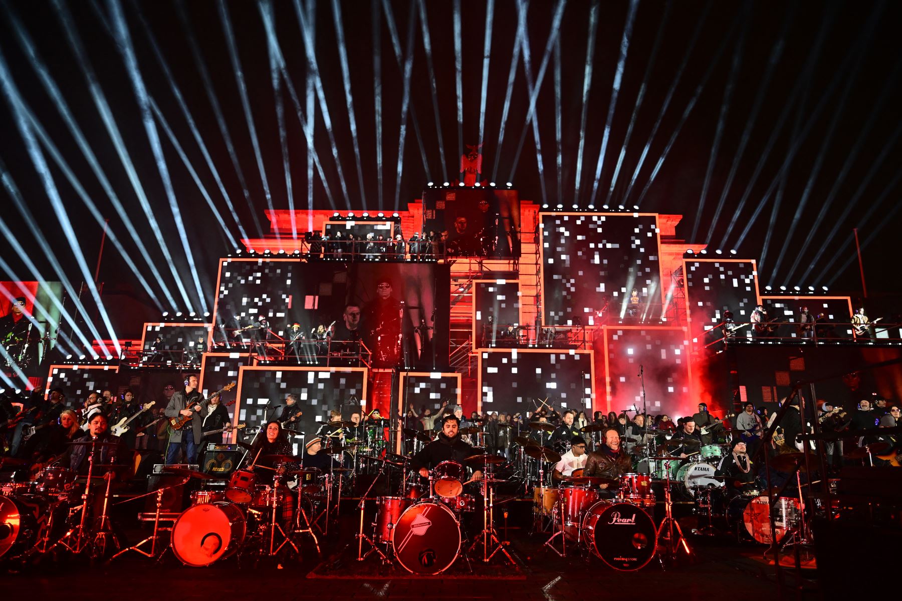 Los músicos tocan en el escenario durante el "Konzert für Freiheit"  para el 35º aniversario de la caída del Muro de Berlín.
Foto: AFP