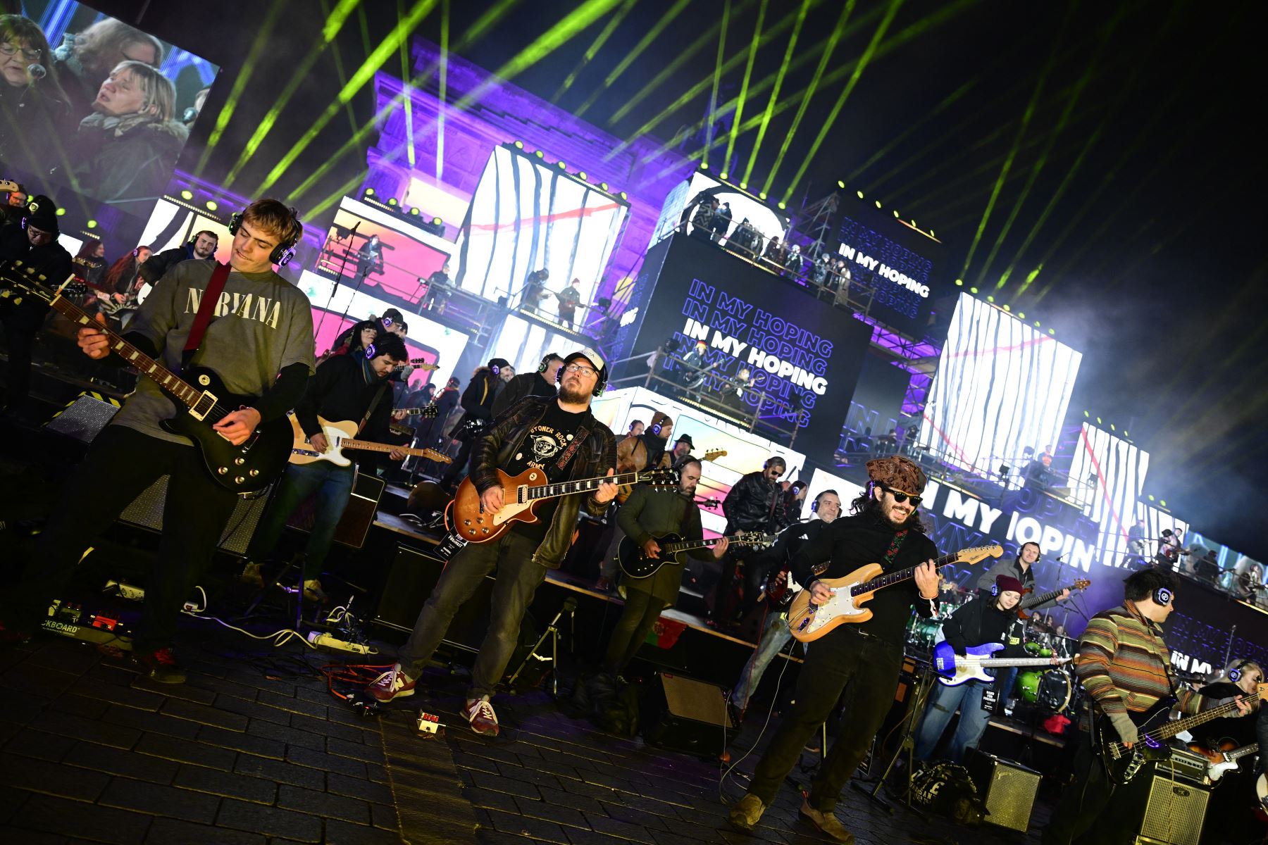 Los músicos tocan en el escenario durante el "Konzert für Freiheit" para el 35º aniversario de la caída del Muro de Berlín.
Foto: AFP