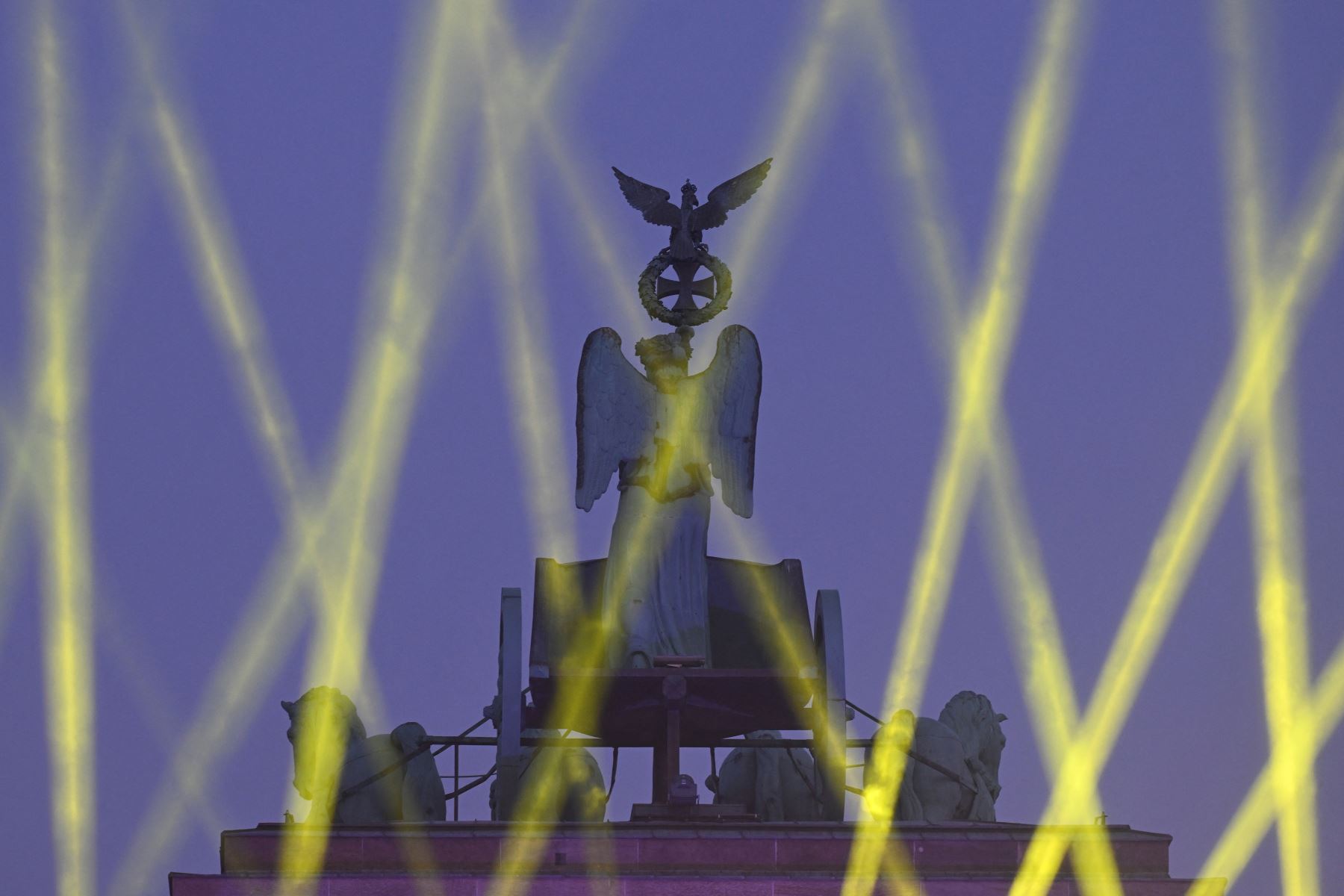 La cuadriga en lo alto de la Puerta de Brandeburgo está iluminada durante las celebraciones que conmemoran el 35th aniversario de la caída del Muro de Berlín.
Foto: AFP