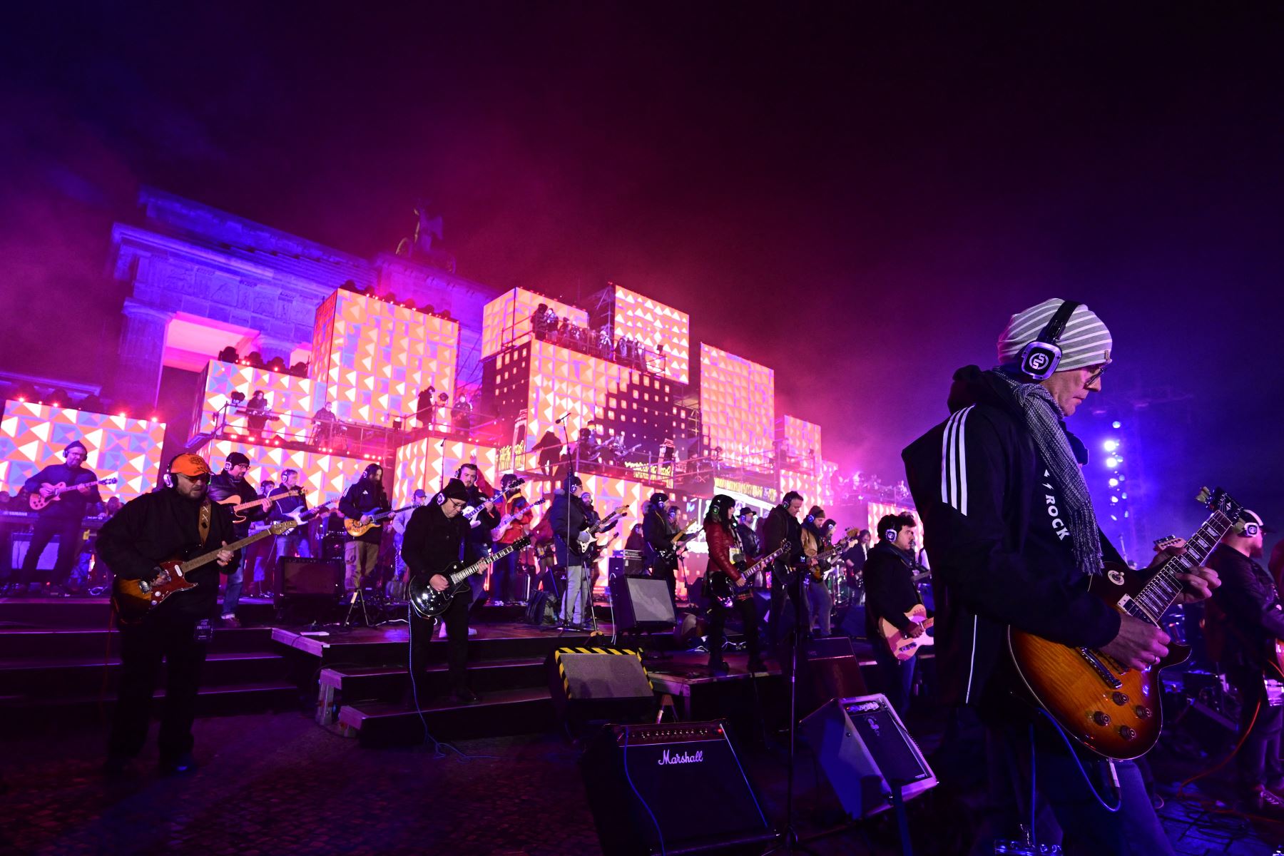 Los músicos tocan en el escenario durante el "Konzert für Freiheit"  para el 35º aniversario de la caída del Muro de Berlín.
Foto: AFP