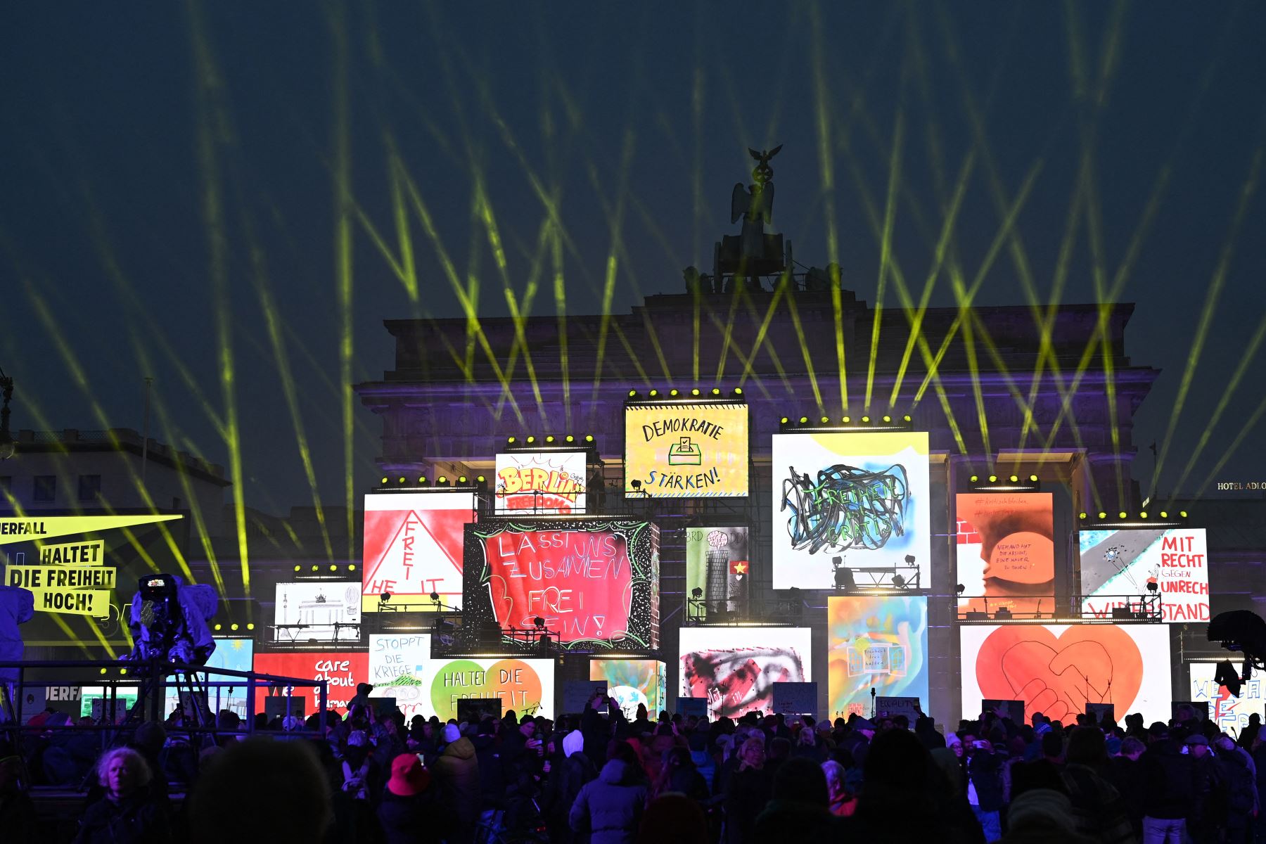 La Puerta de Brandeburgo está iluminada durante las celebraciones del 35º aniversario de la caída del Muro de Berlín en Berlín.
Foto: AFP