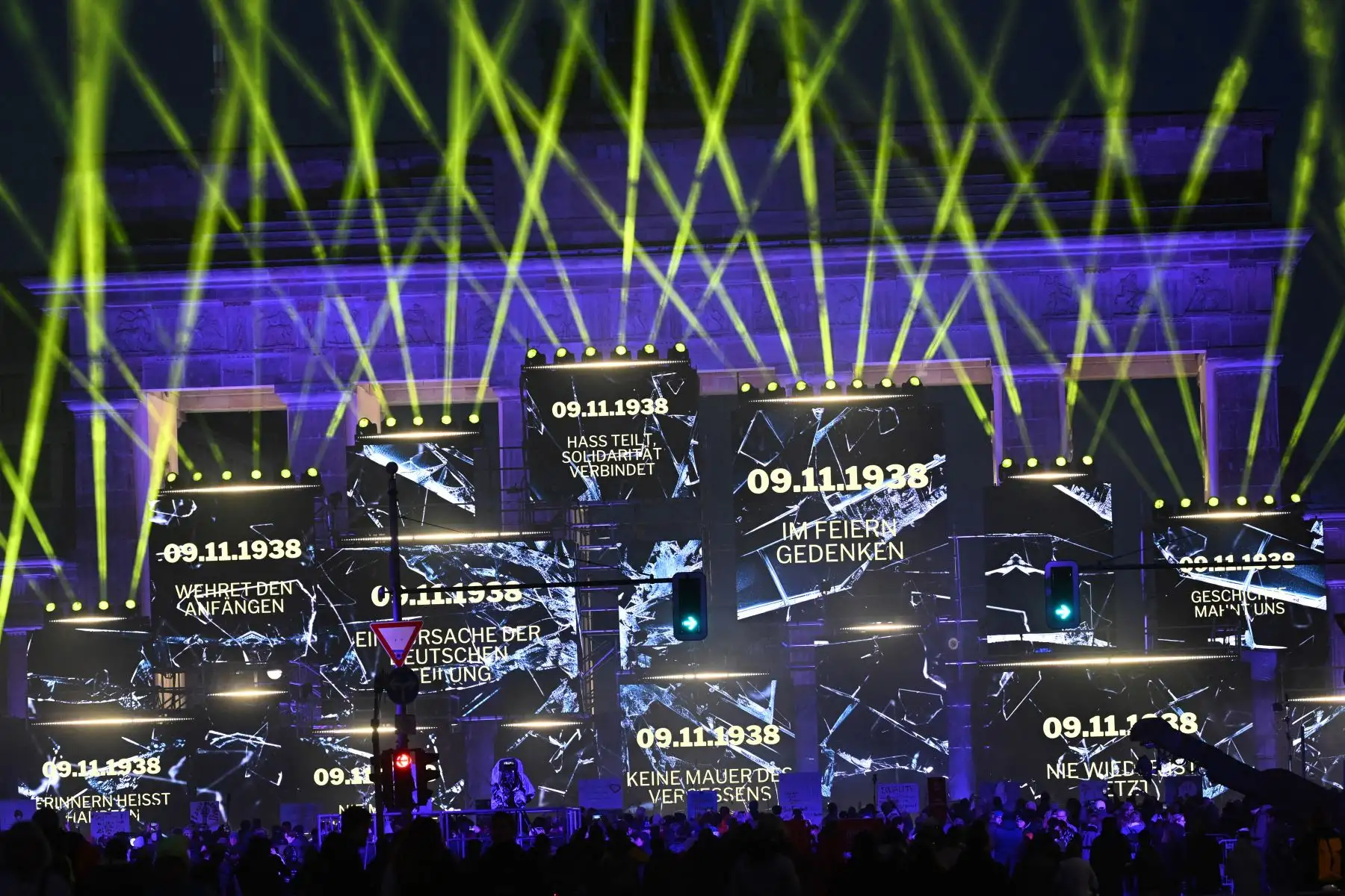 Las pantallas muestran la fecha del 9 de noviembre de 1938 para conmemorar los programas de noviembre mientras la Puerta de Brandeburgo se ilumina durante las celebraciones que marcan el 35º aniversario de la caída del Muro de Berlín.
Foto: AFP