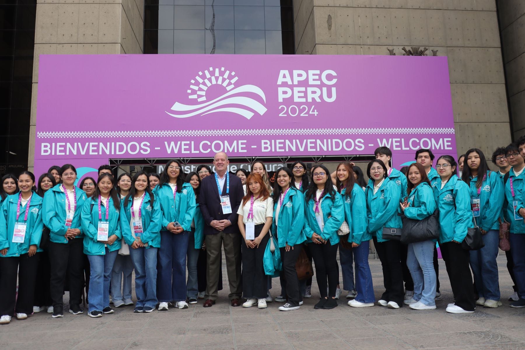 Los voluntarios, dependiendo de su experiencia y su nivel del idioma inglés, podrían colaborar directamente con un delegado, en las salas de reuniones, recibiendo a los visitantes en el aeropuerto, ofreciendo información turística, entre otras actividades. Foto: ANDINA