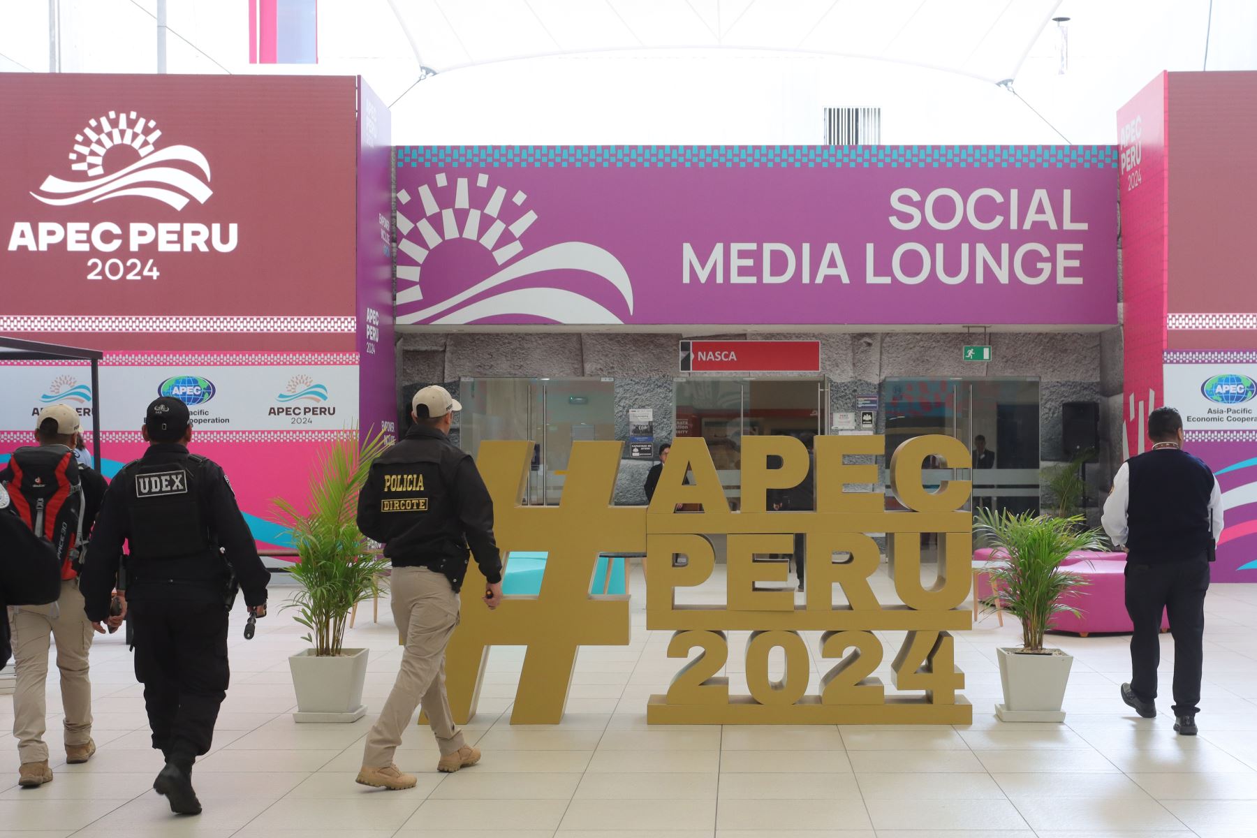 Con fuertes medidas de seguridad se van terminando los preparativos para el inicio  del APEC 2024 en el Centro de Convenciones .
Foto: ANDINA / Lino Chipana.