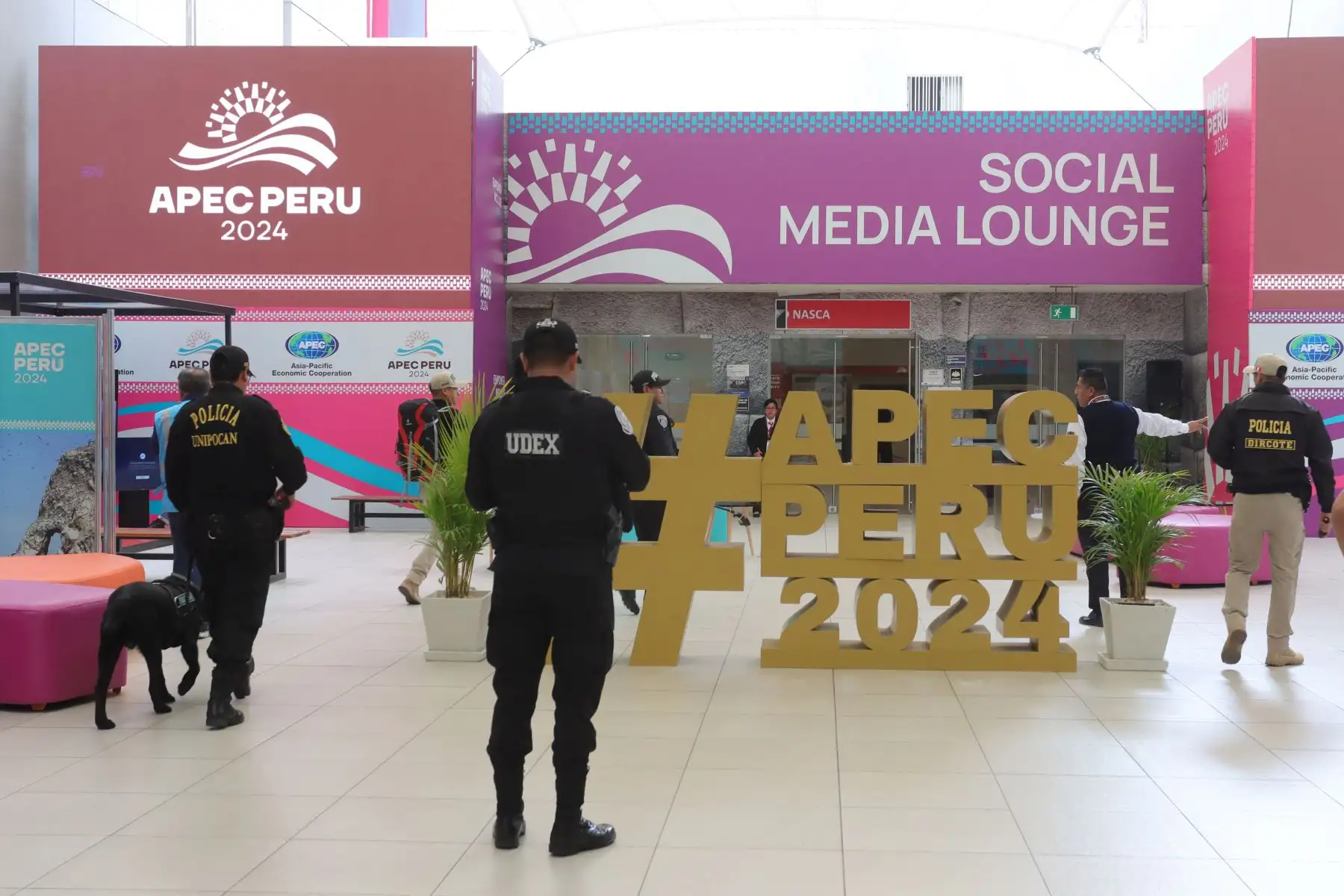 Con fuertes medidas de seguridad se van terminando los preparativos para el inicio  del APEC 2024 en el Centro de Convenciones .
Foto: ANDINA / Lino Chipana.