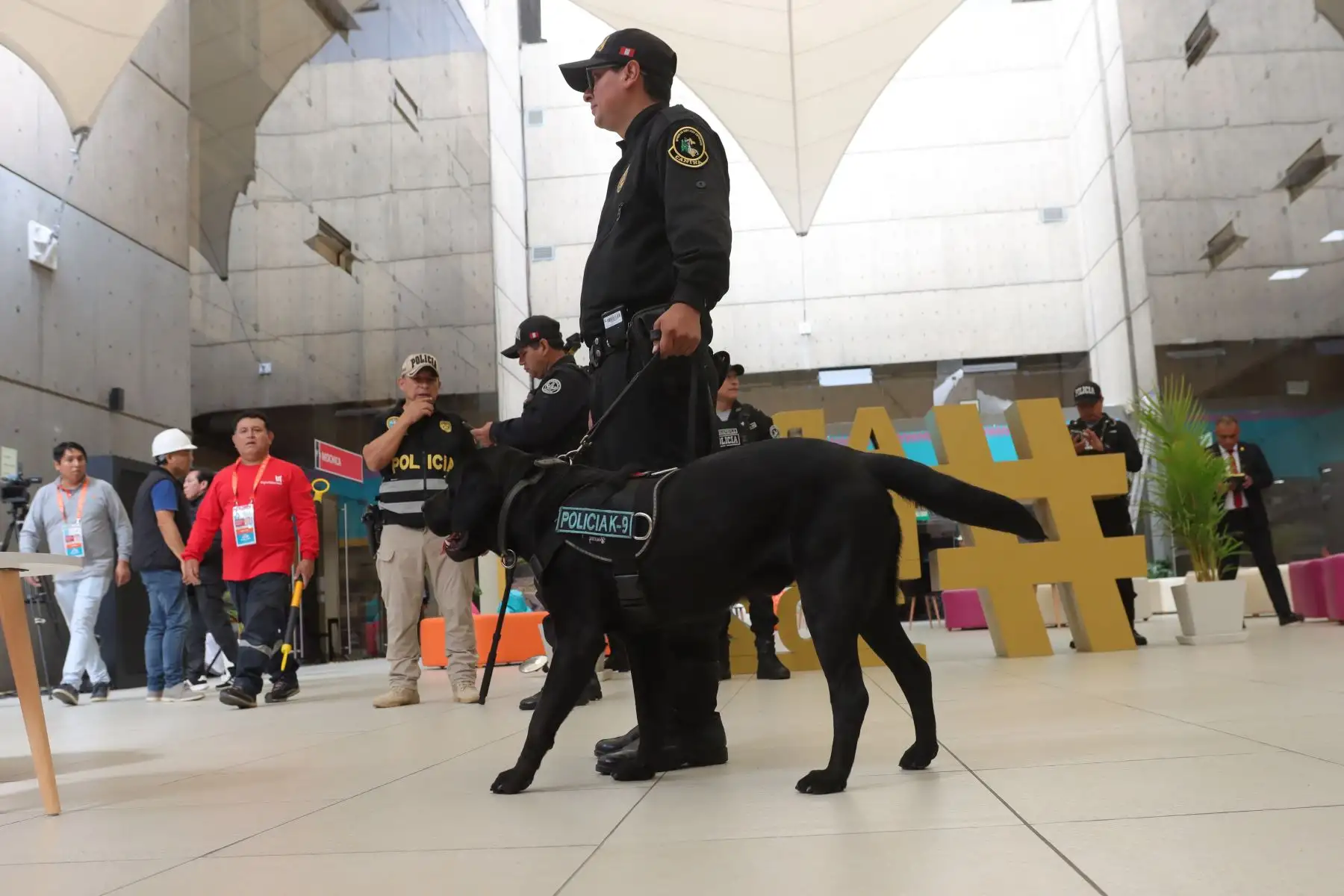 Con fuertes medidas de seguridad se van terminando los preparativos para el inicio  del APEC 2024 en el Centro de Convenciones .
Foto: ANDINA / Lino Chipana.