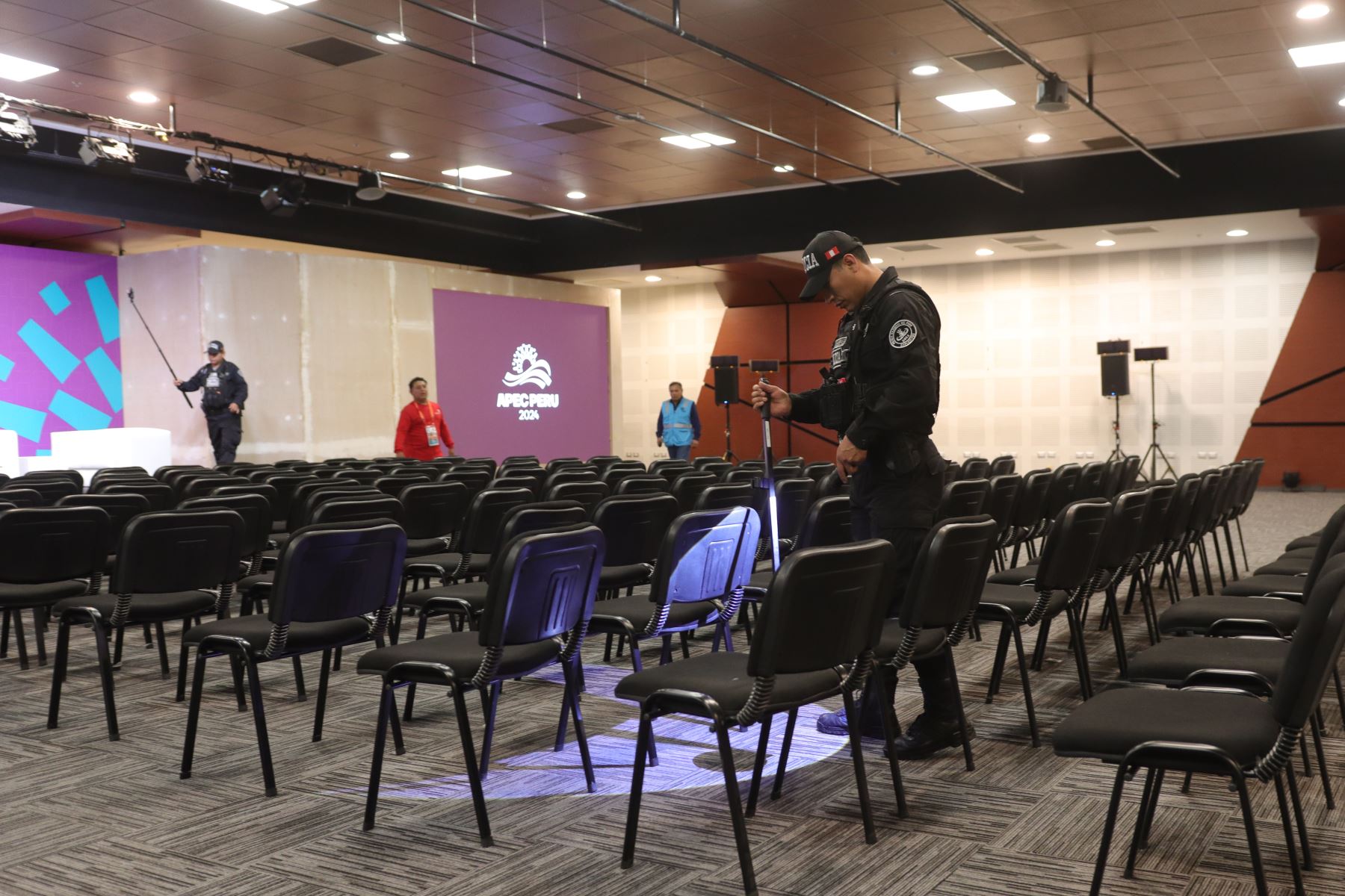 Con fuertes medidas de seguridad se van terminando los preparativos para el inicio  del APEC 2024 en el Centro de Convenciones .
Foto: ANDINA / Lino Chipana.