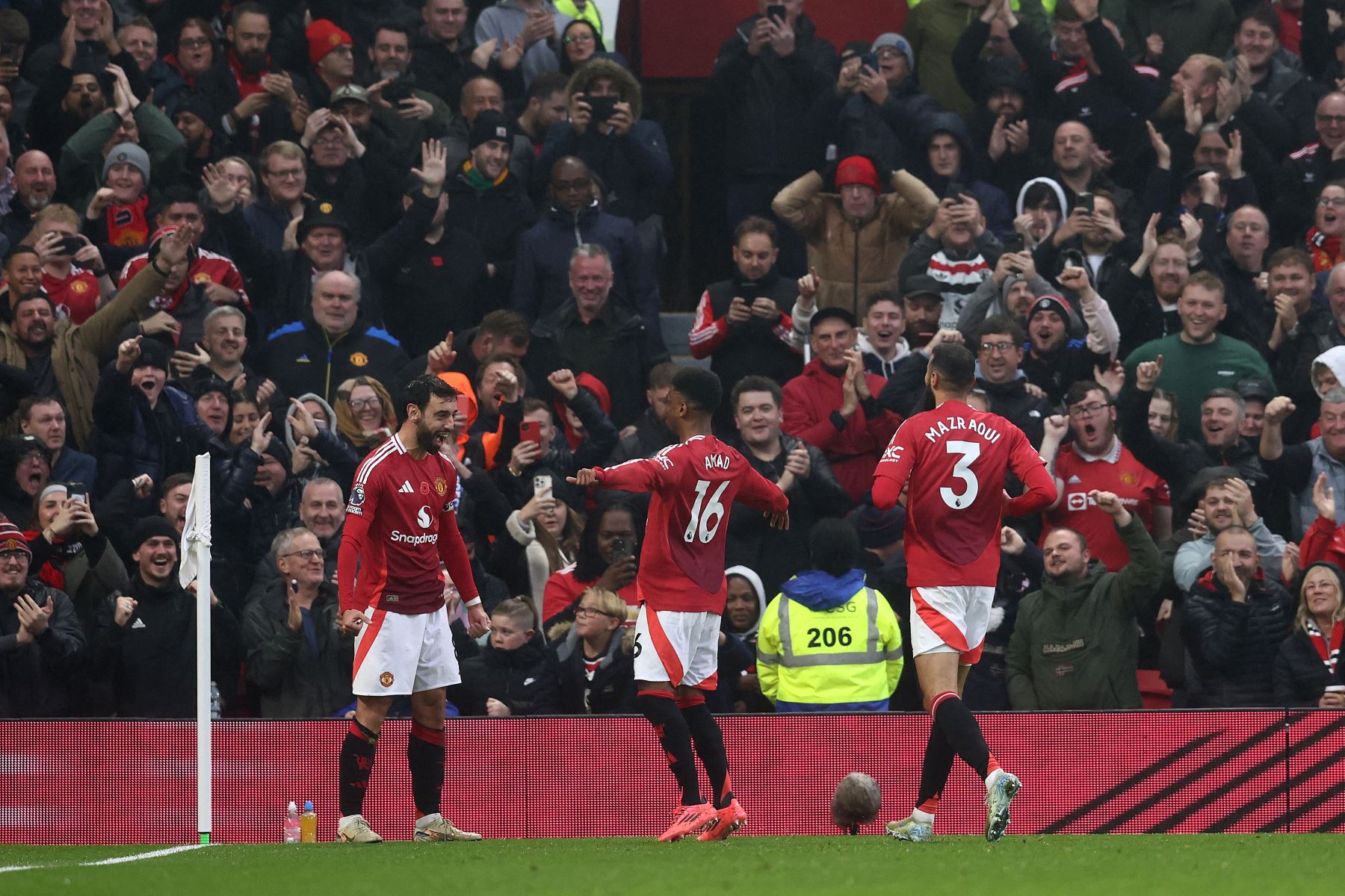 El centrocampista portugués del Manchester United  Bruno Fernandes  celebra con sus compañeros después de marcar un gol durante el partido de fútbol de la Premier League inglesa entre Manchester United y Leicester City. Foto: AFP