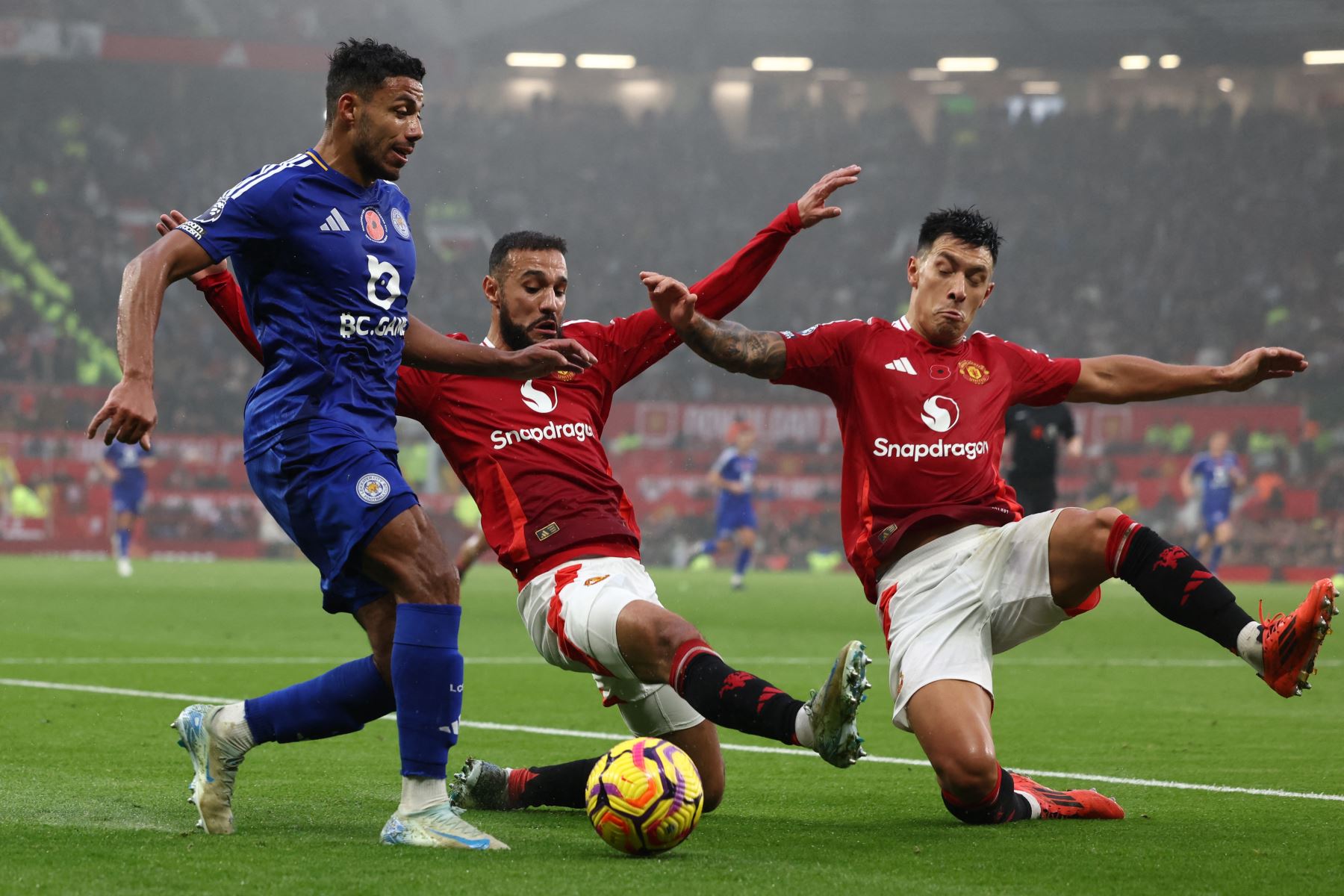 El defensor argentino del Manchester United Lisandro Martínez y el defensor marroquí del Manchester United Noussair Mazraoui desafían al defensor inglés del Leicester City  James Justin durante el partido de fútbol de la Premier League inglesa entre Manchester United y Leicester City. AFP