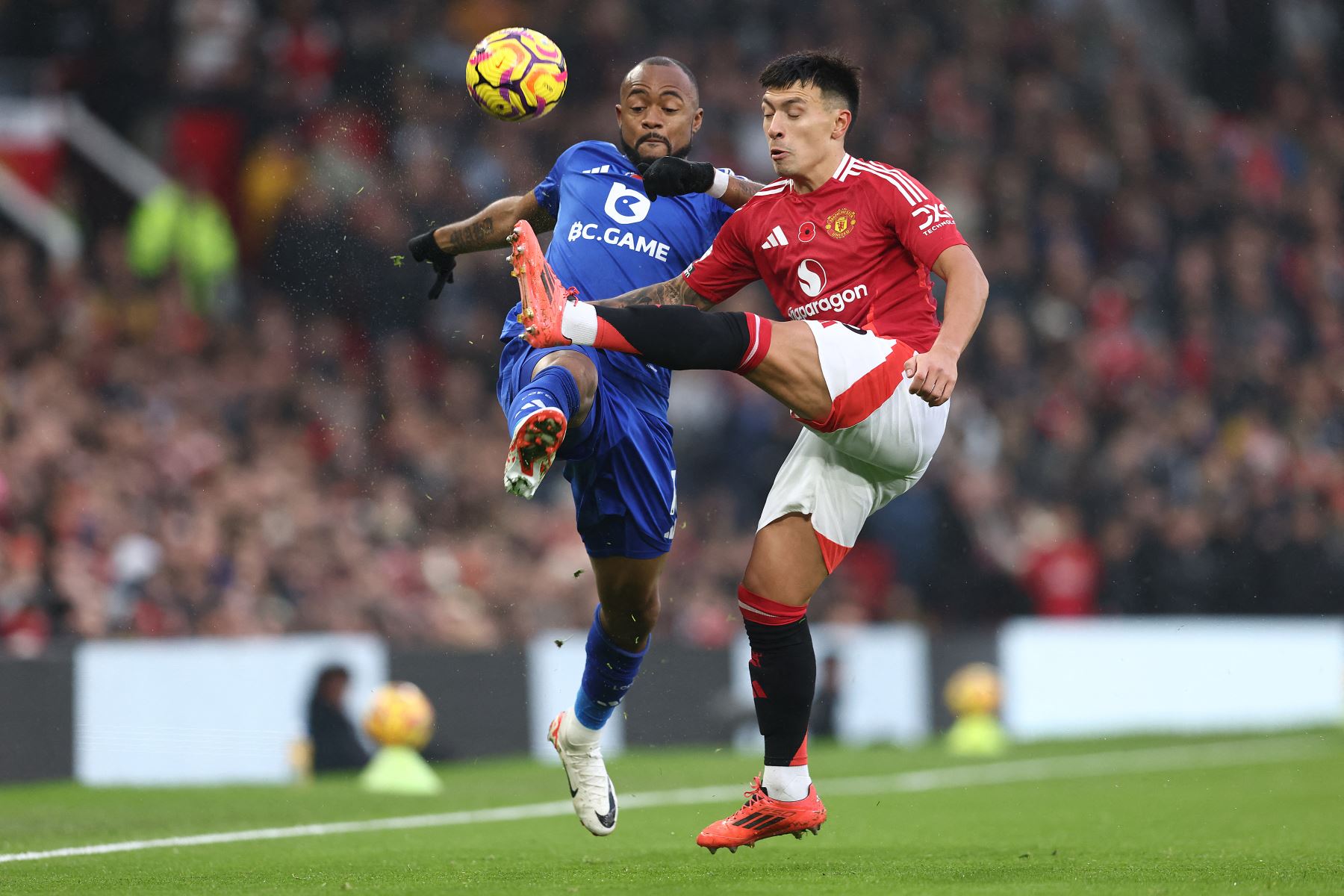 El delantero ghanés, nacido en Francia del Leicester City, Jordan Ayew, desafía al defensor argentino  del Manchester United, Lisandro Martínez, durante el partido de fútbol de la Premier League inglesa entre el Manchester United y el Leicester City. AFP