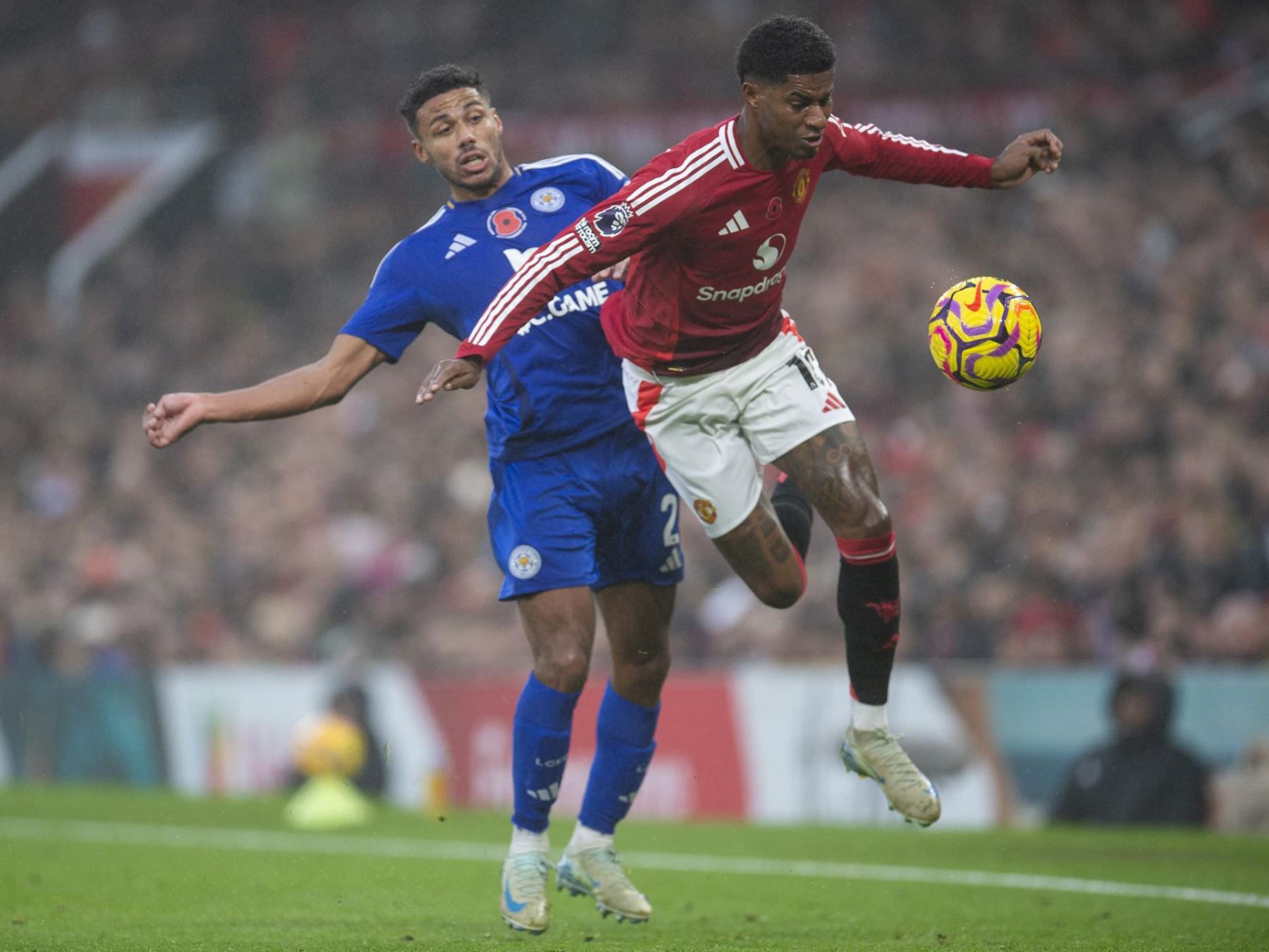 Danny Ward de Leicester City en acción. Marcus Rashford del Manchester United durante el partido de la Premier League inglesa entre el Manchester United y el Leicester City, en Manchester. Foto: EFE