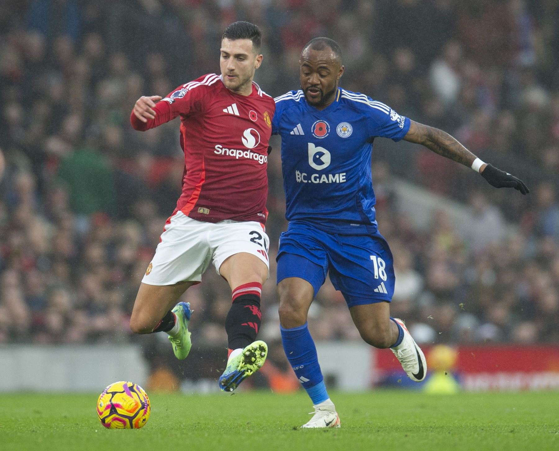 Diogo Dalot del Manchester United en acción con Abdul Fatawu del Leicester City durante el partido de la Premier League inglesa entre el Manchester United y el Leicester City. EFE