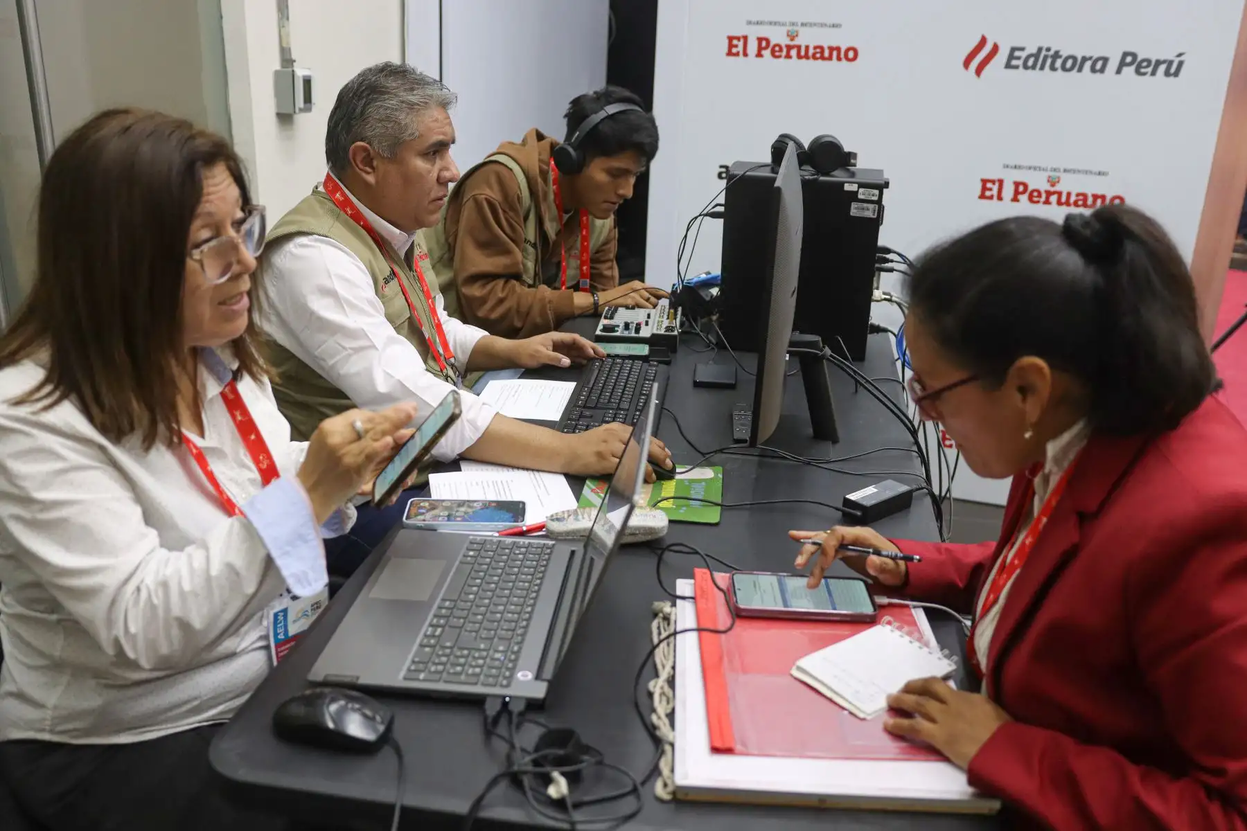 Periodistas de la Agencia Andina trabajan para llevar la más completa información del APEC 2024. Fotos: ANDINA / Lino Chipana