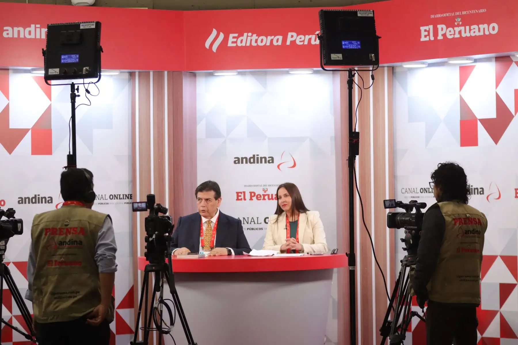 Periodistas de la Agencia Andina trabajan para llevar la más completa información del APEC 2024. Fotos: ANDINA / Lino Chipana