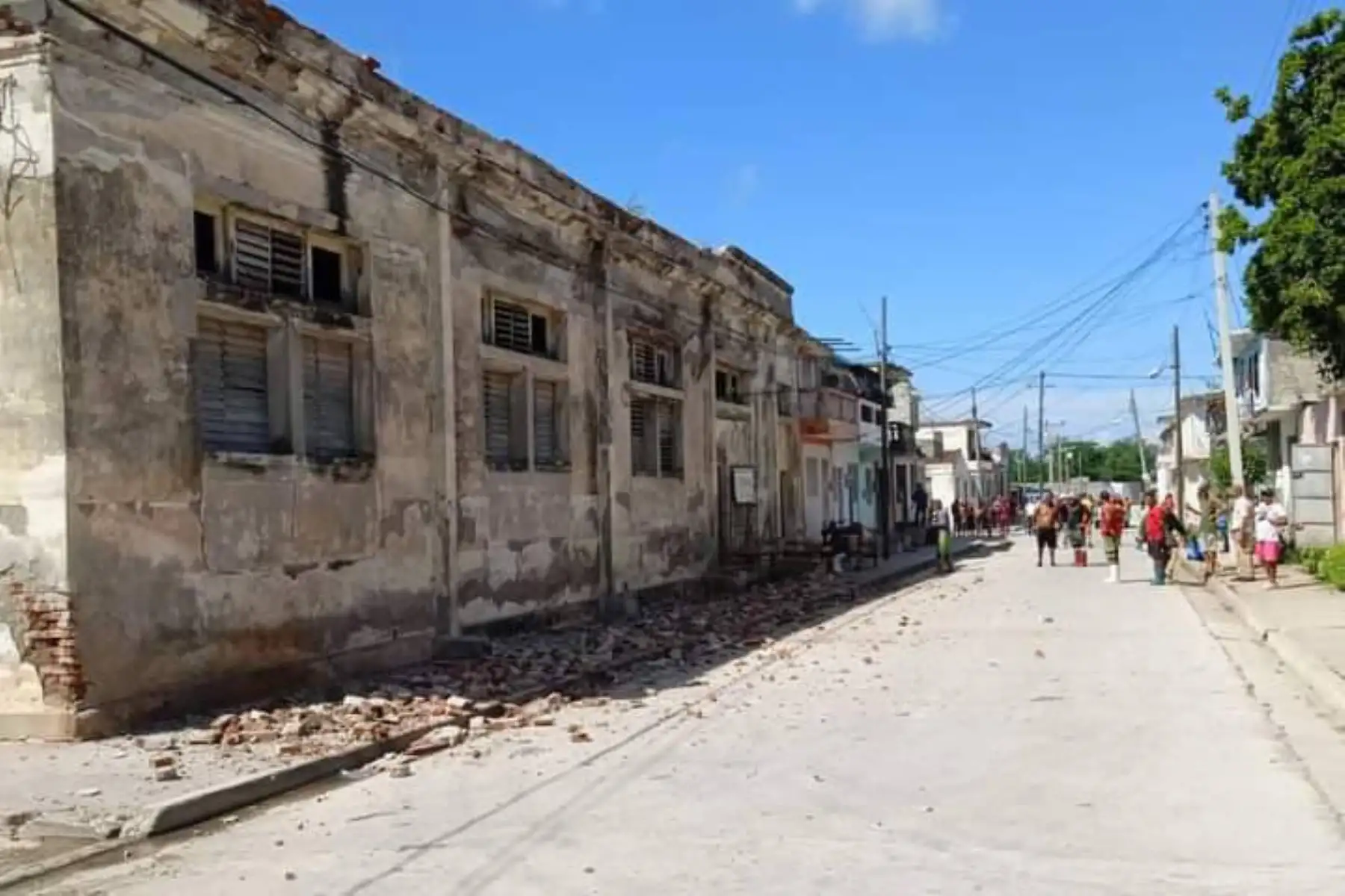Esta fotografía publicada por el Instituto Meteorológico de Cuba muestra a personas fuera de sus hogares después de los terremotos en Santiago de Cuba.
Foto: AFP