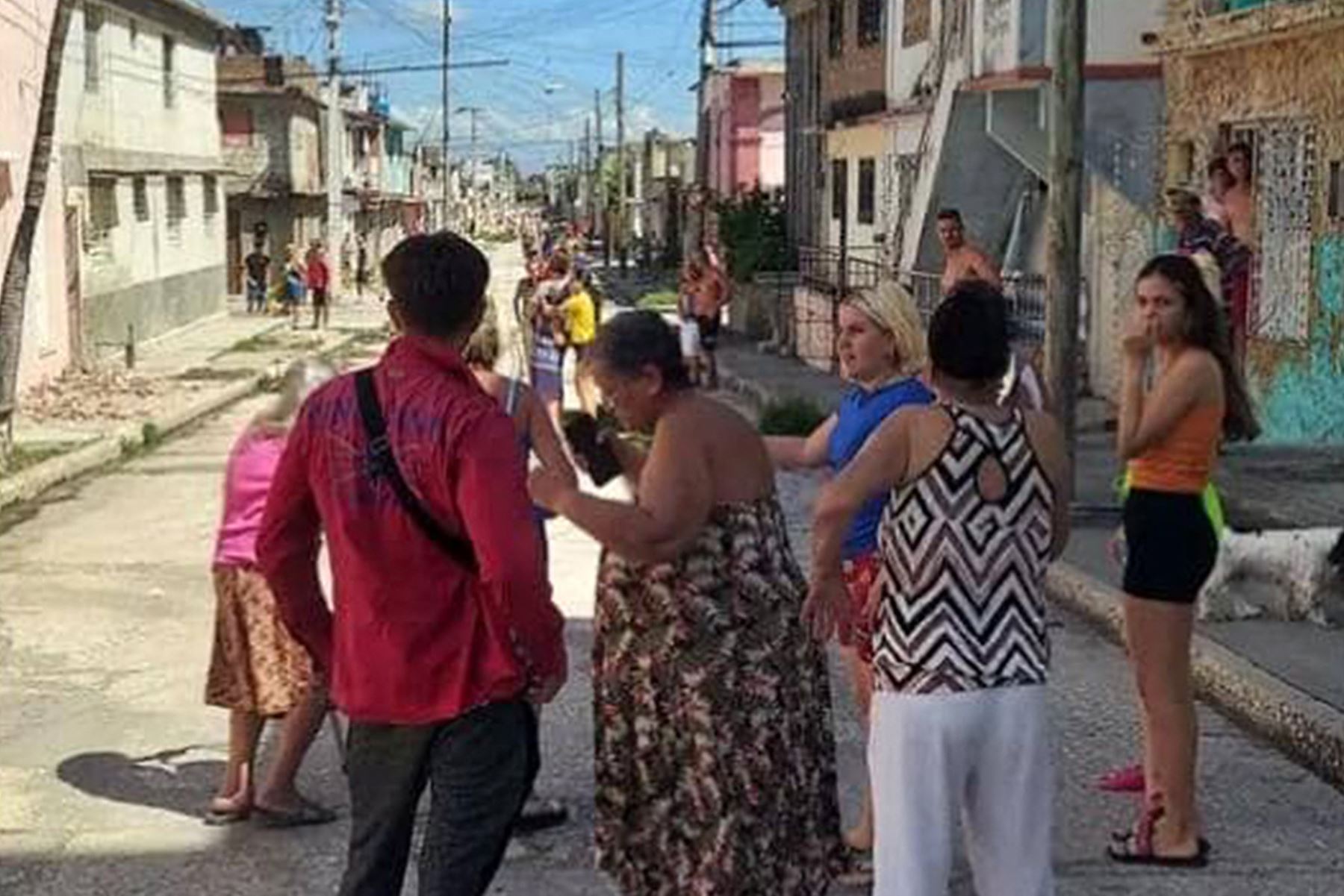 Cubanos en una calle de Santiago de Cuba Foto: AFP