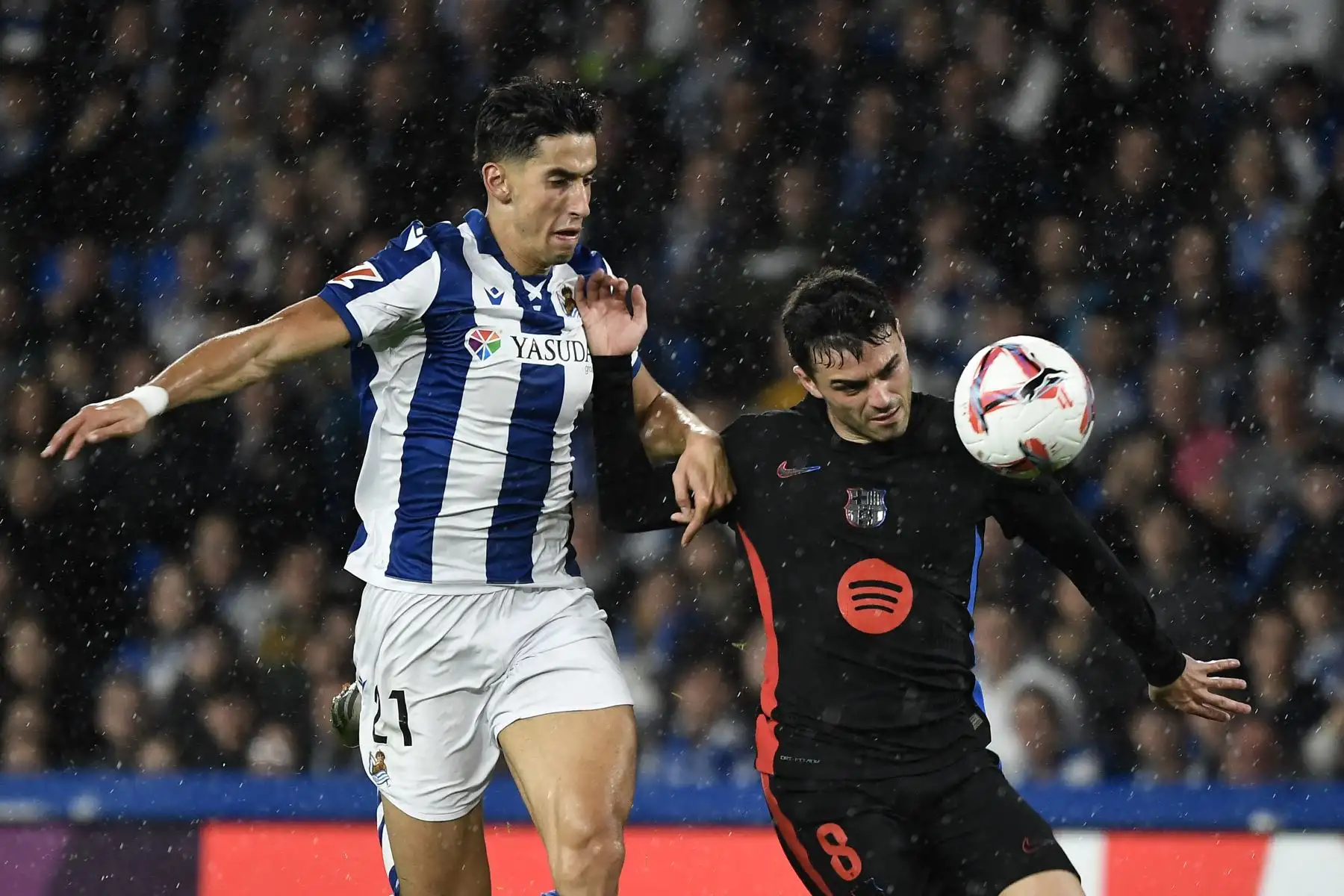 El defensor marroquí de la Real Sociedad Nayef Aguerd desafía al mediocampista español del Barcelona, Pedri durante el partido de fútbol de la liga española entre la Real Sociedad y el FC Barcelona en el estadio de Anoeta en San Sebastián.
Foto: AFP