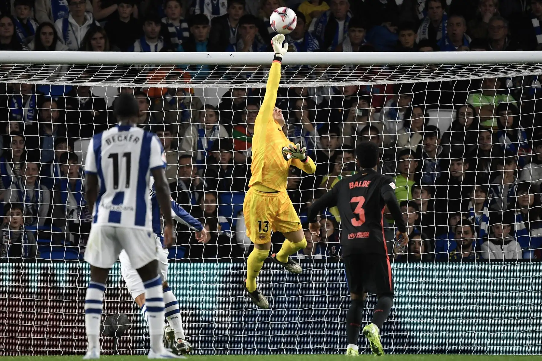 El portero español del Barcelona, ​​Iñaki Peña, desvía el balón durante el partido de fútbol de la liga española entre la Real Sociedad y el FC Barcelona en el estadio de Anoeta de San Sebastián.
Foto: AFP