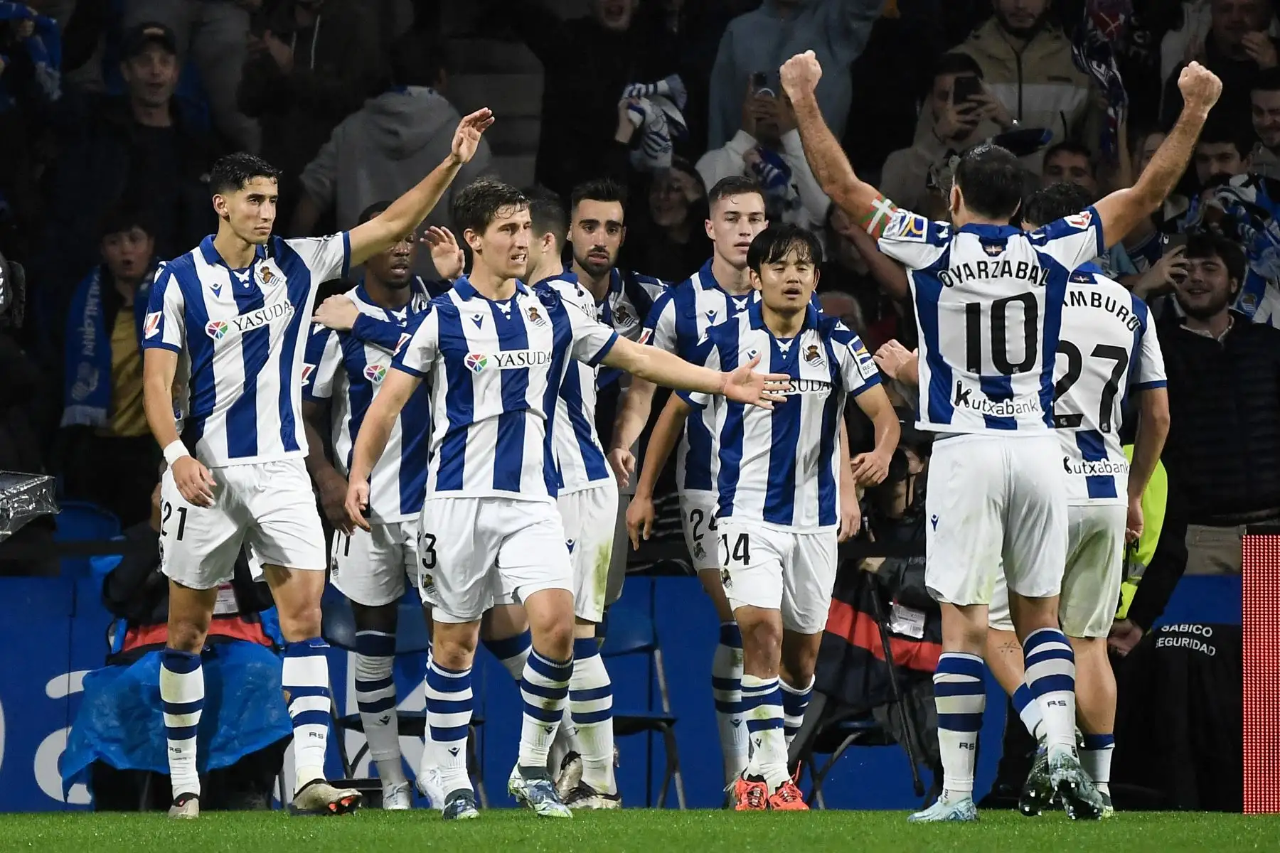 Los jugadores de la Real Sociedad celebran tras marcar su primer gol durante el partido de la liga española entre la Real Sociedad y el FC Barcelona en el estadio de Anoeta de San Sebastián .
Foto: AFP