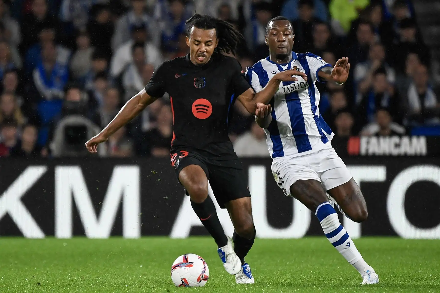 El defensor francés de Barcelona, Jules Kounde es desafiado por el delantero de Surinam de la Real Sociedad, Sheraldo Becker durante el partido de fútbol de la liga española entre la Real Sociedad y el FC Barcelona en el estadio de Anoeta en San Sebastián.
Foto: AFP