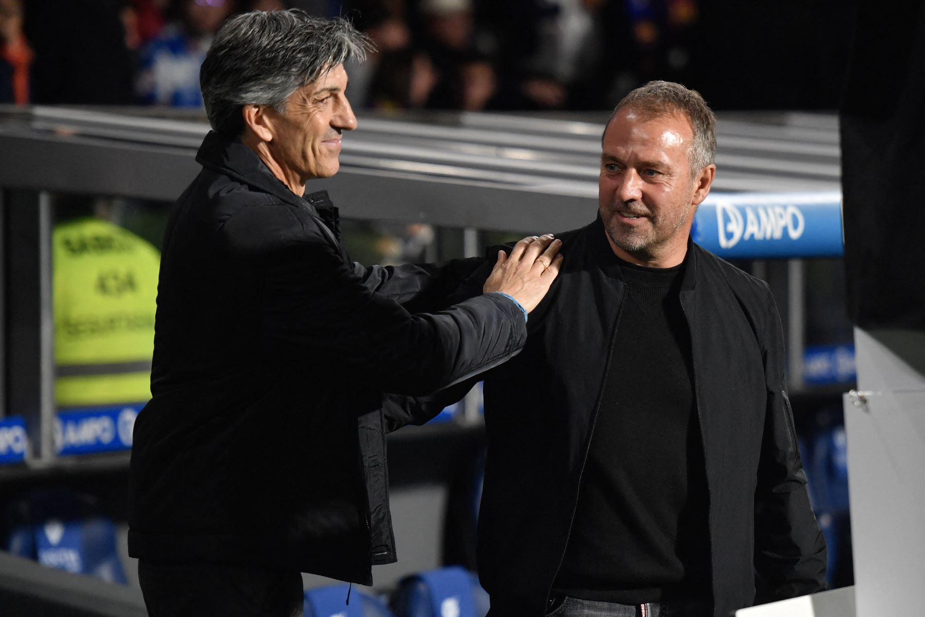 El entrenador español de la Real Sociedad, Imanol Alguacil, saluda al entrenador alemán de Barcelona, ​​Hans-Dieter Flick, antes del inicio del partido de fútbol de la liga española entre la Real Sociedad y el FC Barcelona en el estadio de Anoeta de San Sebastián.
Foto: AFP