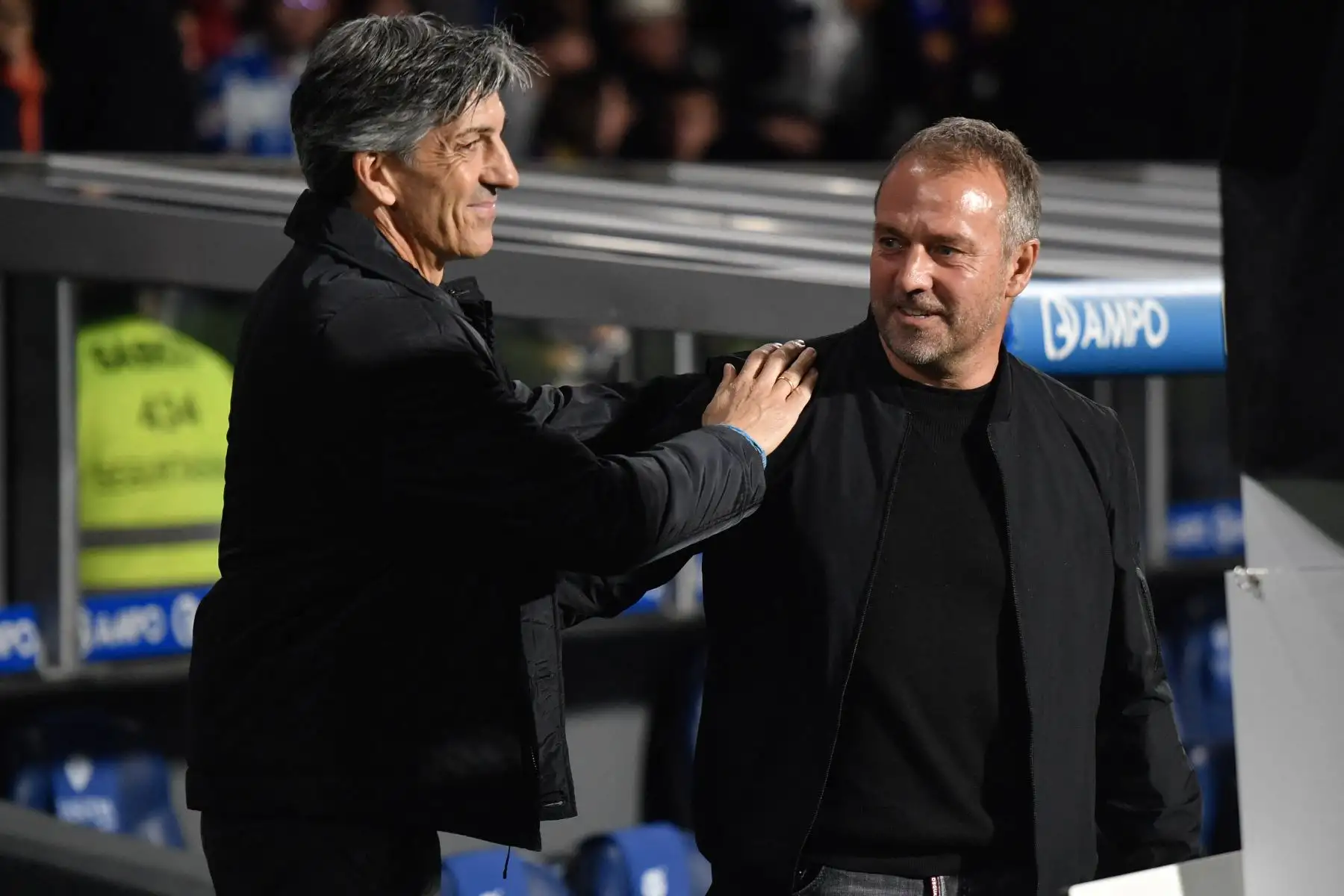 El entrenador español de la Real Sociedad, Imanol Alguacil, saluda al entrenador alemán de Barcelona, ​​Hans-Dieter Flick, antes del inicio del partido de fútbol de la liga española entre la Real Sociedad y el FC Barcelona en el estadio de Anoeta de San Sebastián.
Foto: AFP