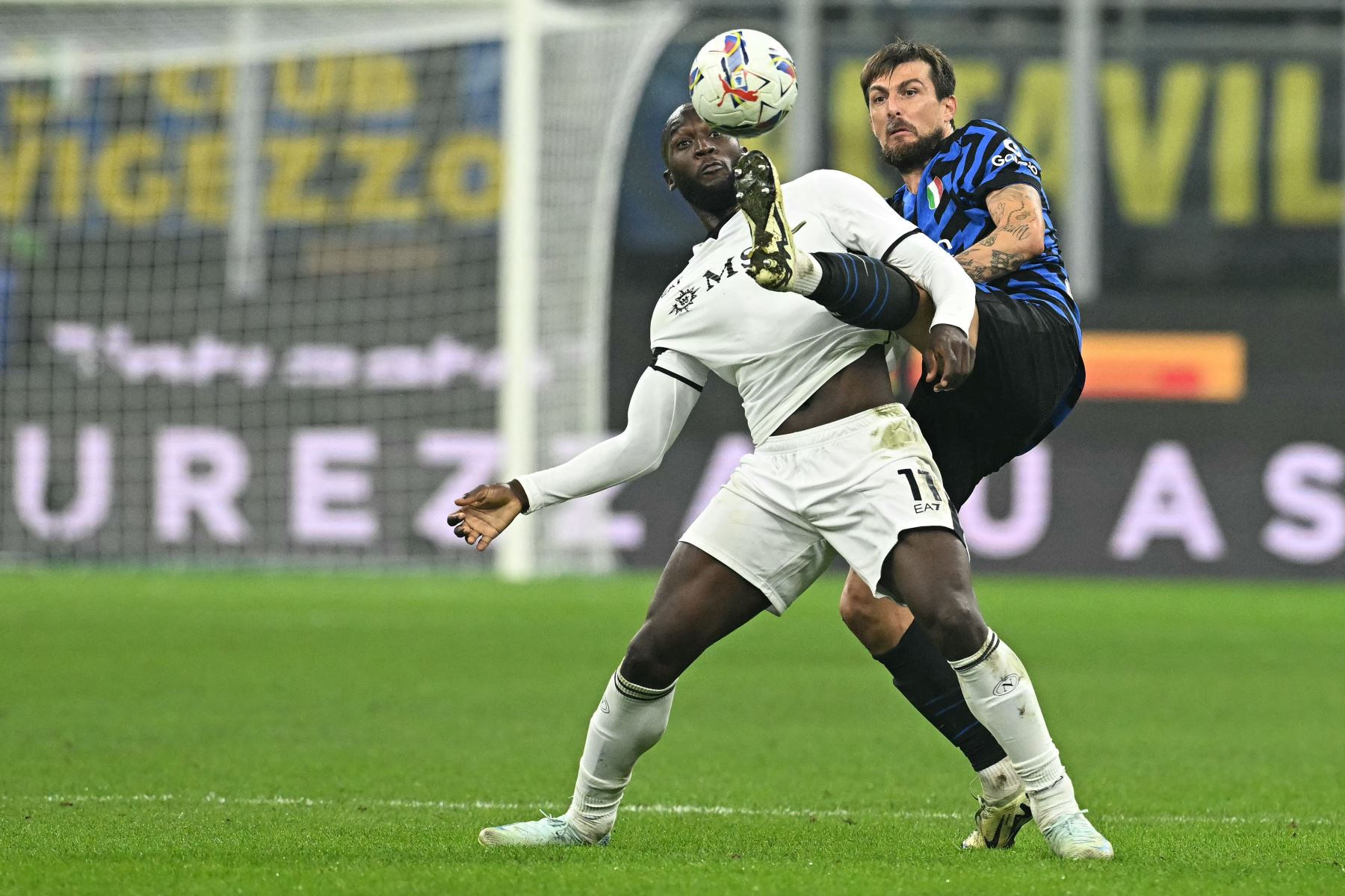 El mediocampista italiano del Inter de Milán, Nicolo Barella lucha por el balón con el mediocampista escocés del Napoli, Scott Mc Tominay y el delantero belga del Napoli, Romelu Lukaku durante el partido de fútbol de la Serie A italiana entre el Inter de Milán y el Napoli en el estadio de San Siro de Milán.
Foto: AFP