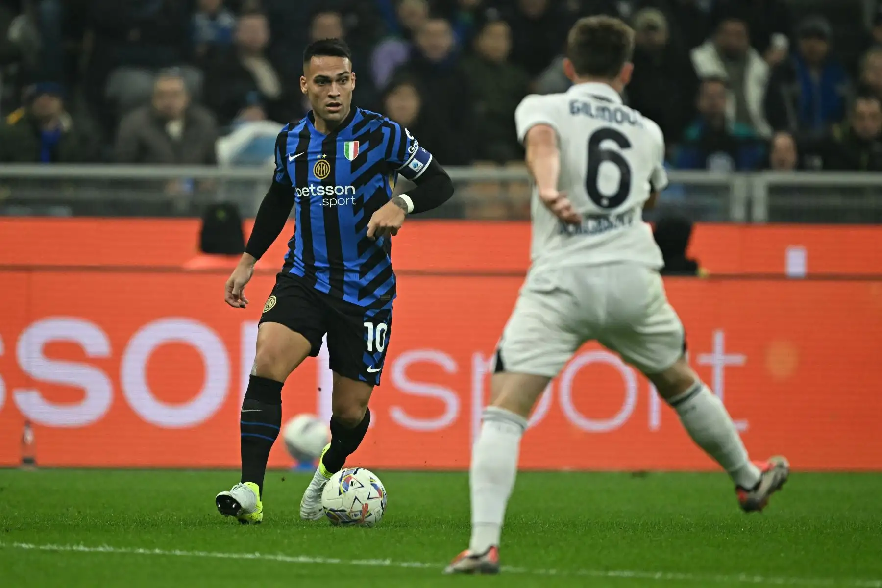 El delantero argentino del Inter de Milán, Lautaro Martínez controla el balón frente al centrocampista escocés del Napoli, Billy Gilmour durante el partido de fútbol de la Serie A italiana entre el Inter de Milán y el Napoli en el estadio de San Siro de Milán.
Foto: AFP