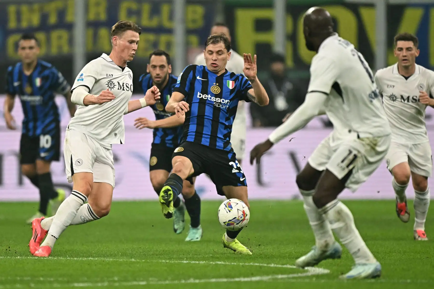 El mediocampista italiano del Inter de Milán, Nicolo Barella lucha por el balón con el mediocampista escocés del Napoli, Scott Mc Tominay y el delantero belga del Napoli #11 Romelu Lukaku  durante el partido de fútbol de la Serie A italiana entre el Inter de Milán y el Napoli en el estadio de San Siro de Milán .
Foto: AFP